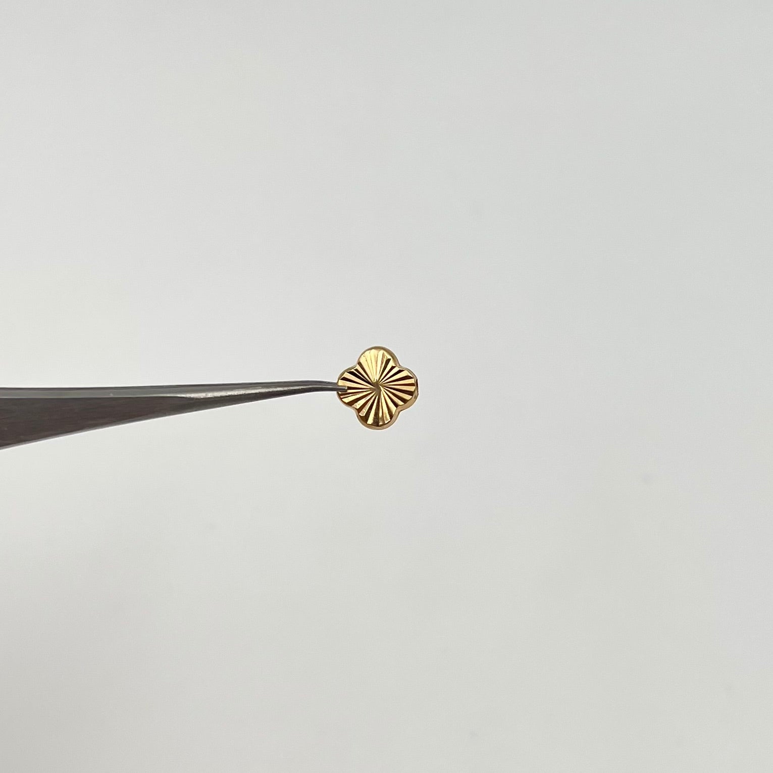HERRAJE TREBOL DIAMANTADO ORO AMARILLO 18K 0,3 GR / 0,7 CM