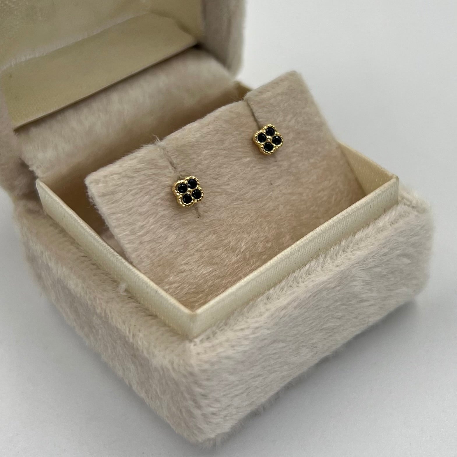 TOPOS TREBOL MINI CIRCON NEGRO  ORO AMARILLO 18K 0,68 GR / 3 MM
