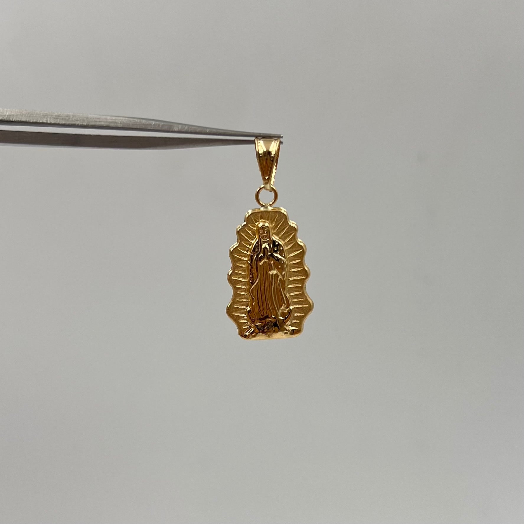 DIJE VIRGEN DE GUADALUPE SILUETA  ORO AMARILLO 18K 1,2 GR / 12 MM / 2,1 CM
