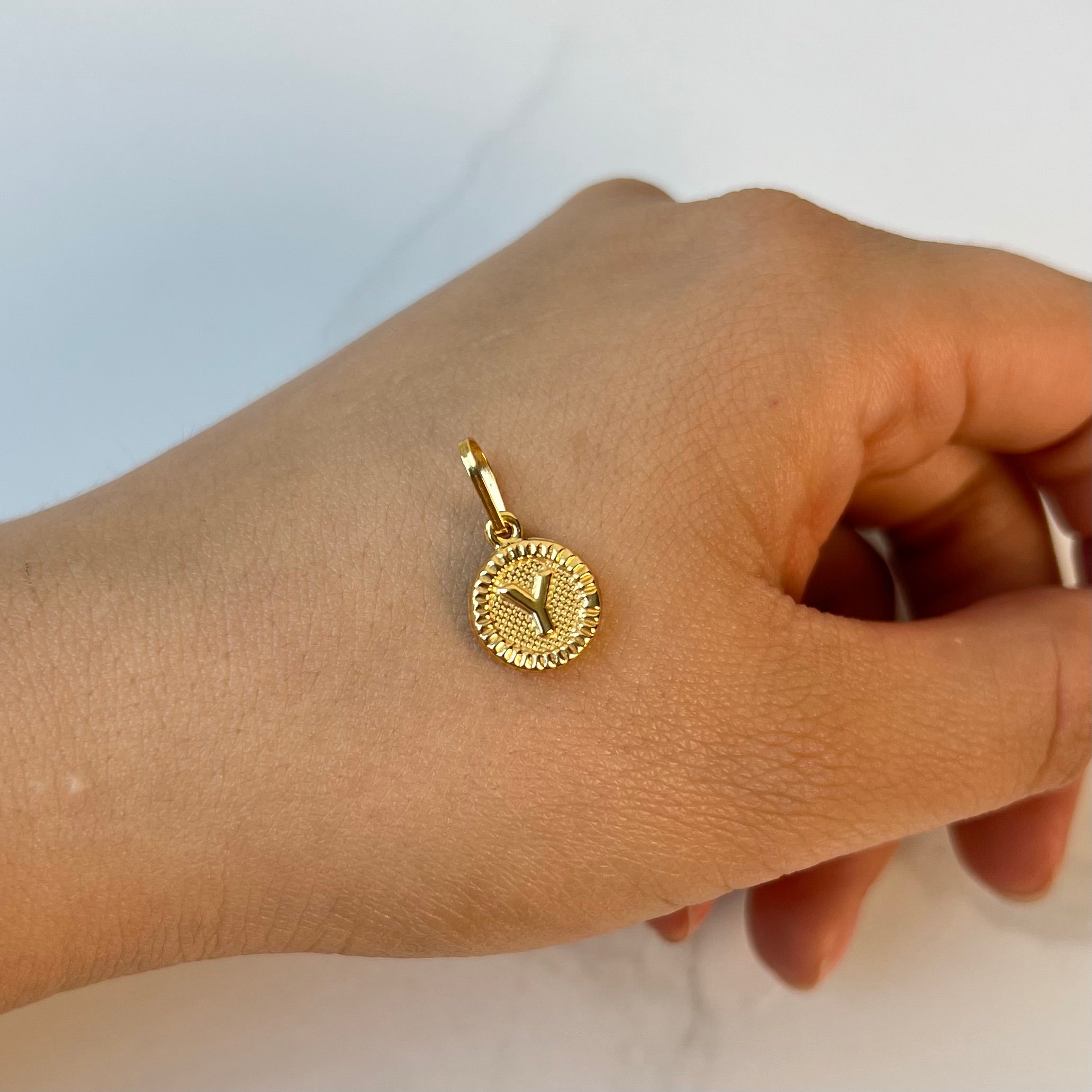 DIJE LETRA Y ORO AMARILLO 18K 0,66 GR / 2,2 MM / 1,5 CM