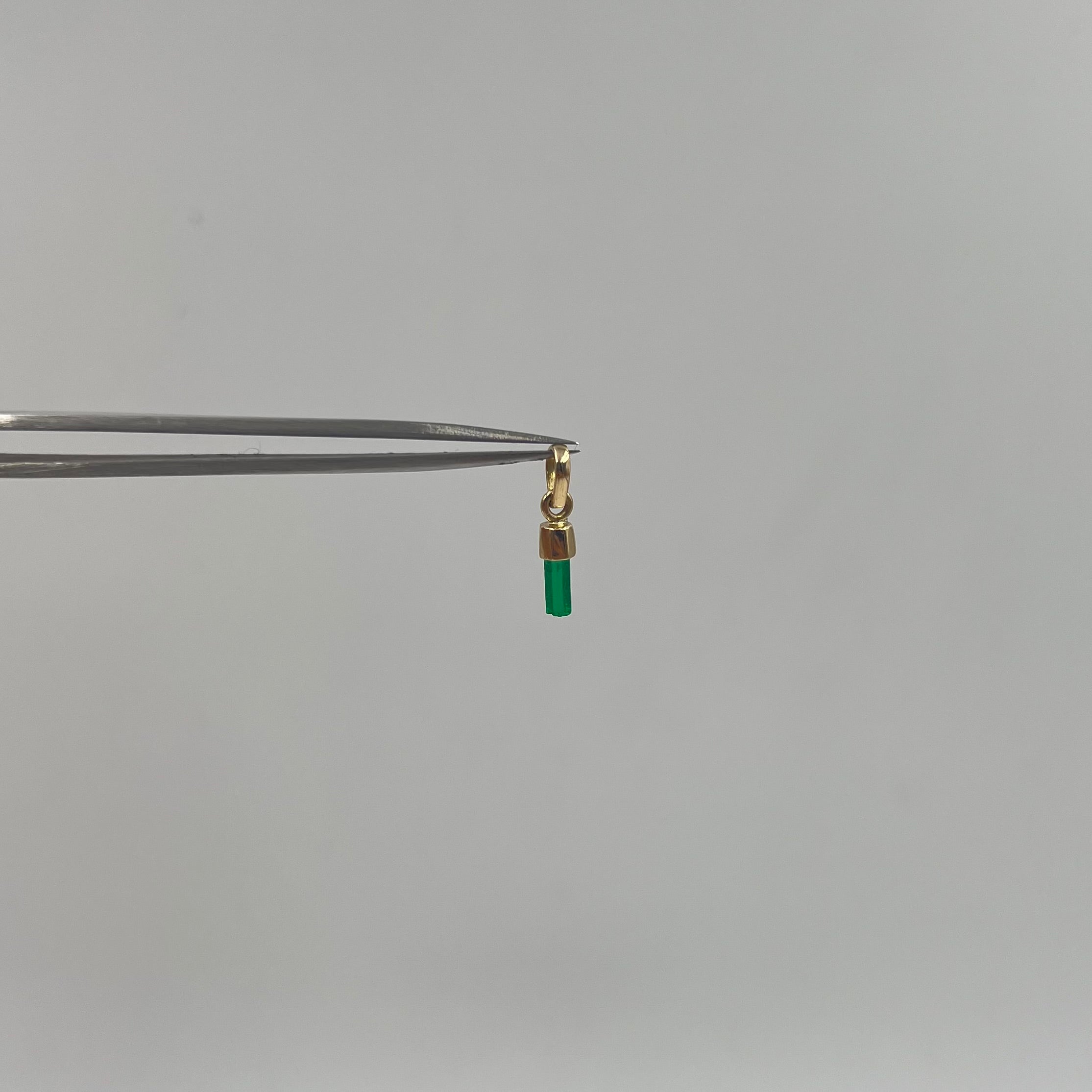 DIJE ESMERALDA 0,45 CT ORO AMARILLO 18K / 0,53 GR /  3,4 MM / 1,2 CM