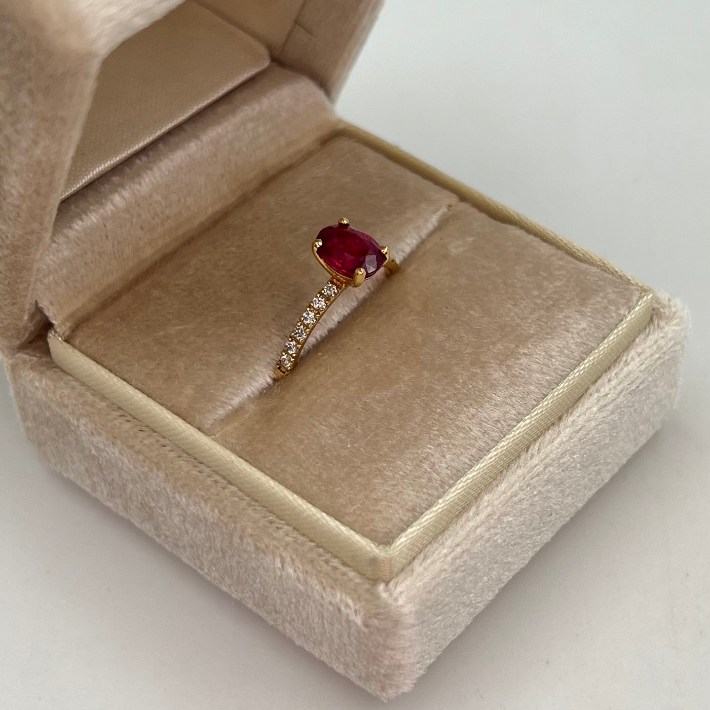 ANILLO SOLITARIO RUBI 1,380 CT Y DIAMANTE 0,175 CT  ORO AMARILLO 18K / TALLA 6/5 / 2,22  GR (JOYA)