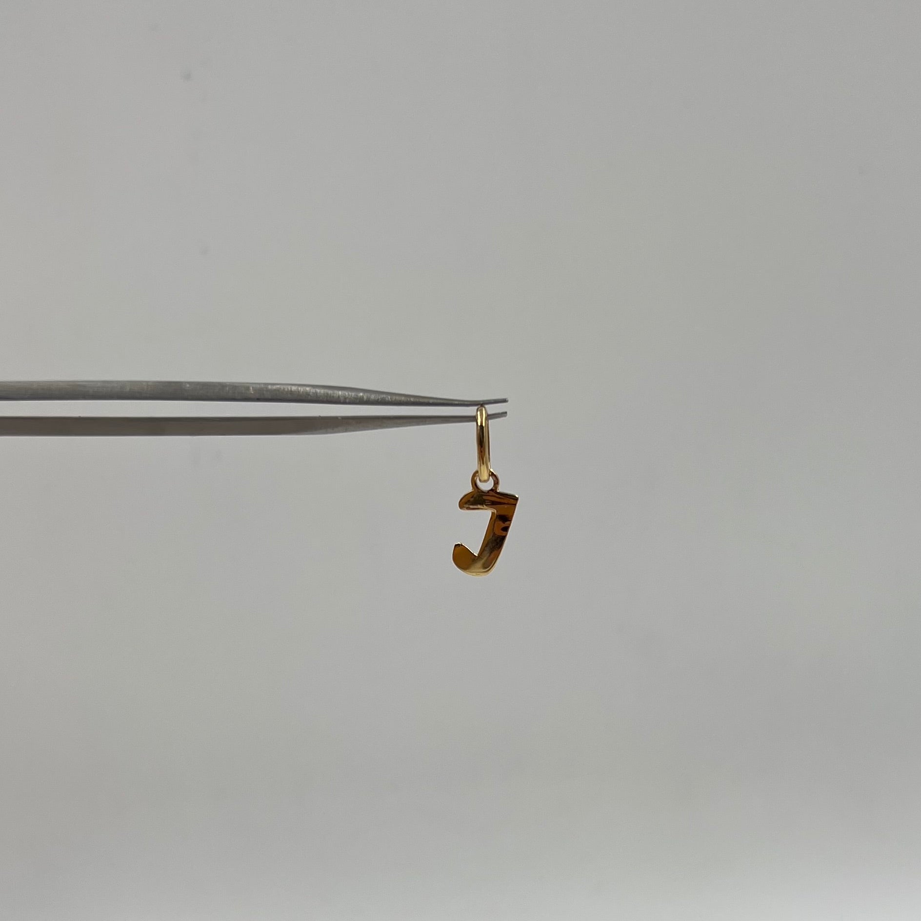 DIJE LETRA J  ORO AMARILLO 18K 0,38 GR / 6 MM / 1 CM