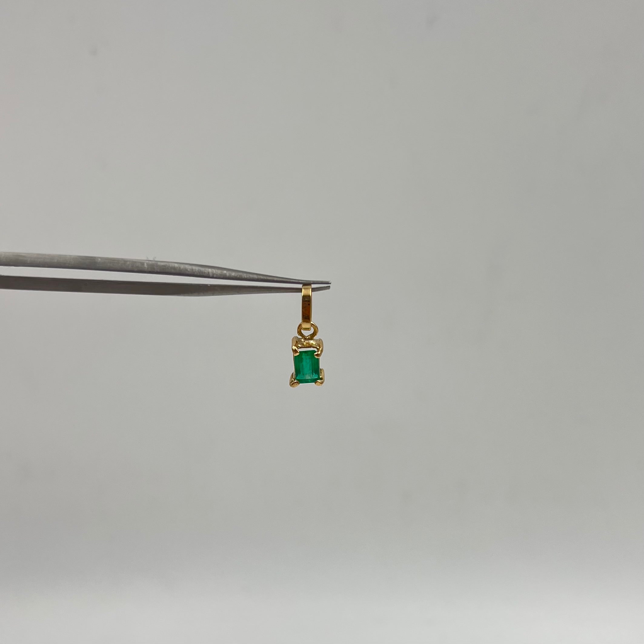 DIJE ESMERALDA 0,31 CT ORO AMARILLO 18K / 0,48 GR / 4,7 MM / 0,8 CM