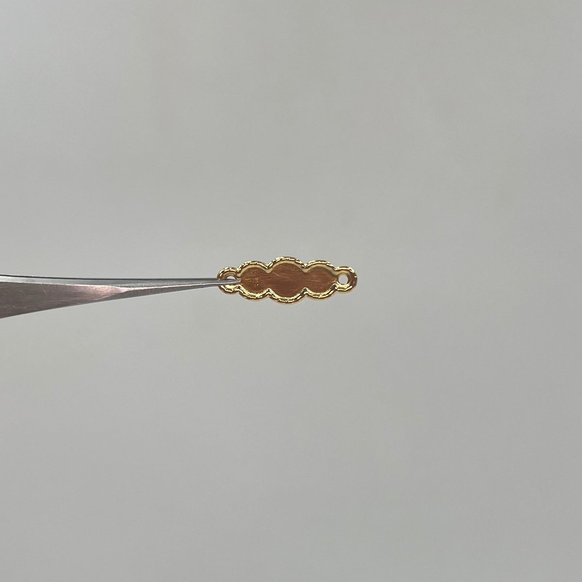 HERRAJE PLACA NUBE BORDEADA  ORO AMARILLO 18K 0,62 GR / 2,2 CM