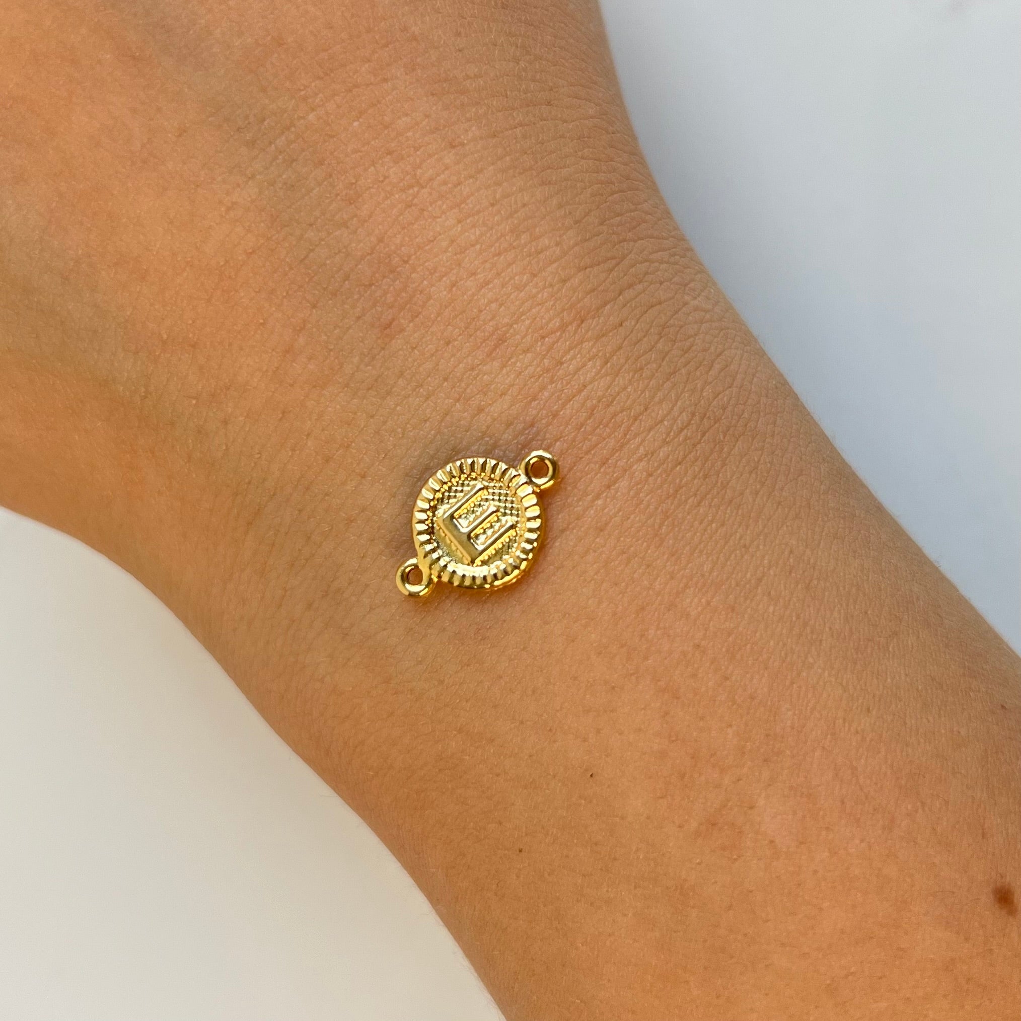 HERRAJE LETRA E  ORO AMARILLO 18K 0,53 GR / 1,6 CM