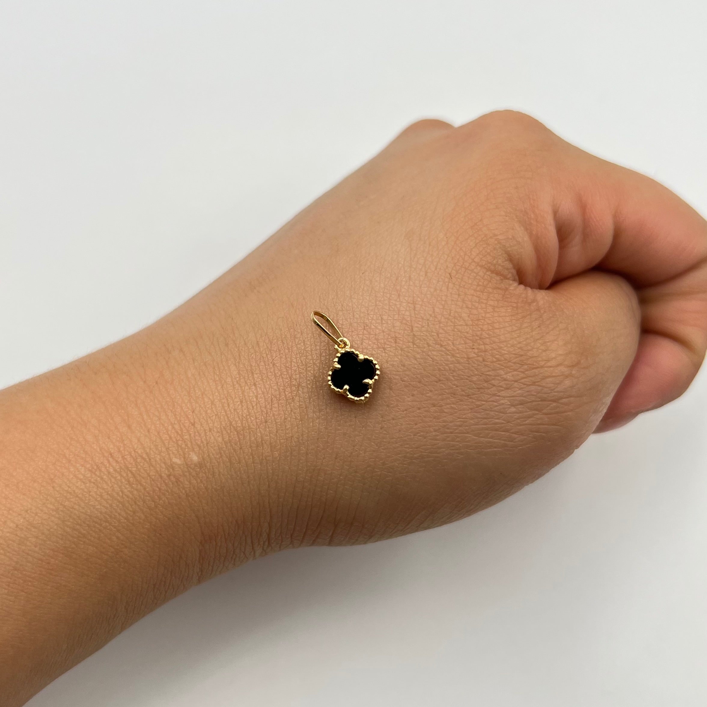 DIJE TREBOL NEGRO ORO AMARILLO 18K +1 / 0,64 GR / 7,7 MM / 0,9 CM