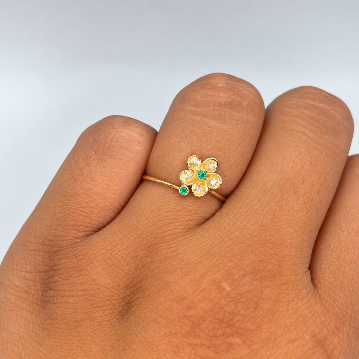 ANILLO FLOR CIRCON VERDE Y BLANCO ORO AMARILLO 18K / TALLA 6/5 / 1,28 GR / 8 MM