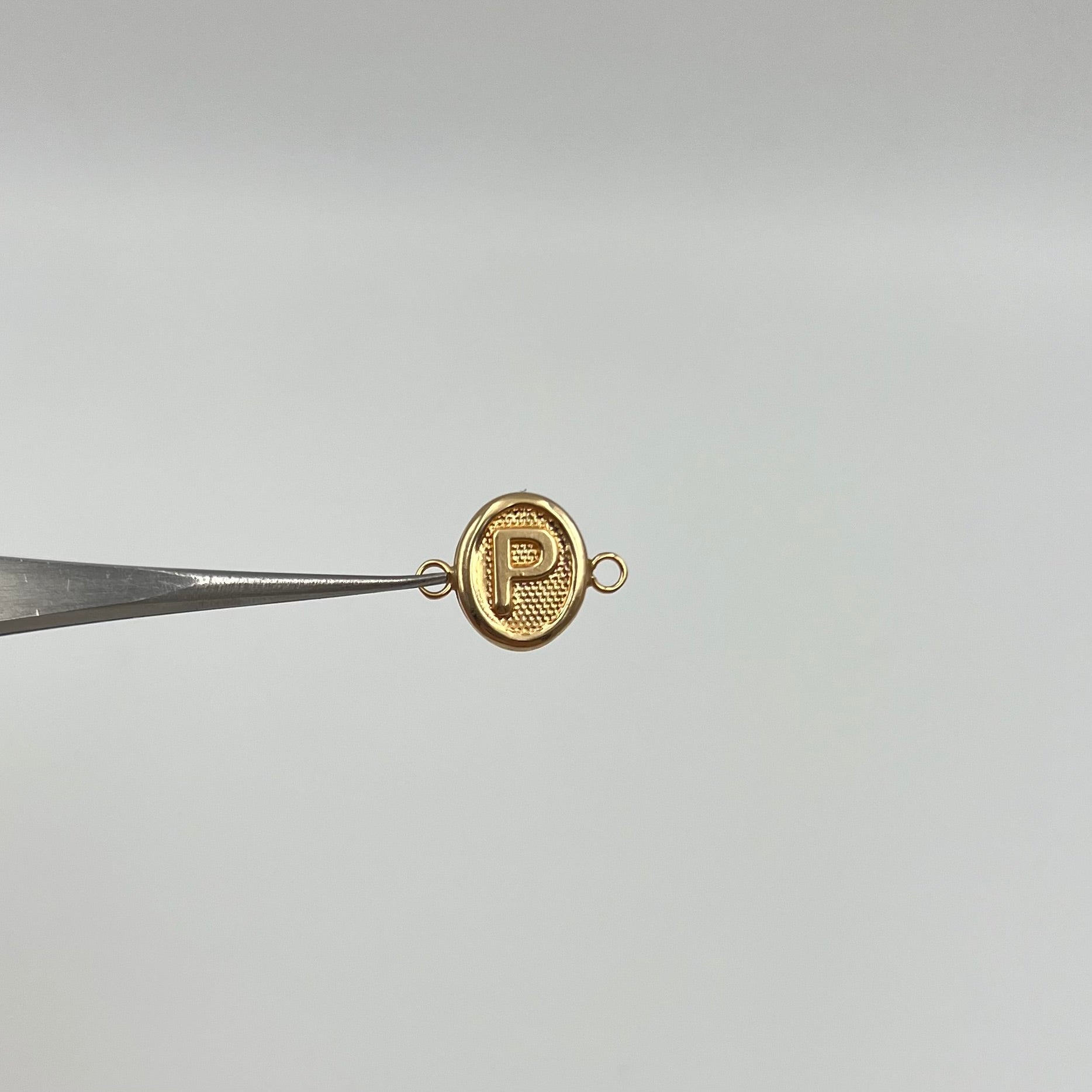 HERRAJE LETRA P ORO AMARILLO 18K 0,48 GR / 1,5 CM
