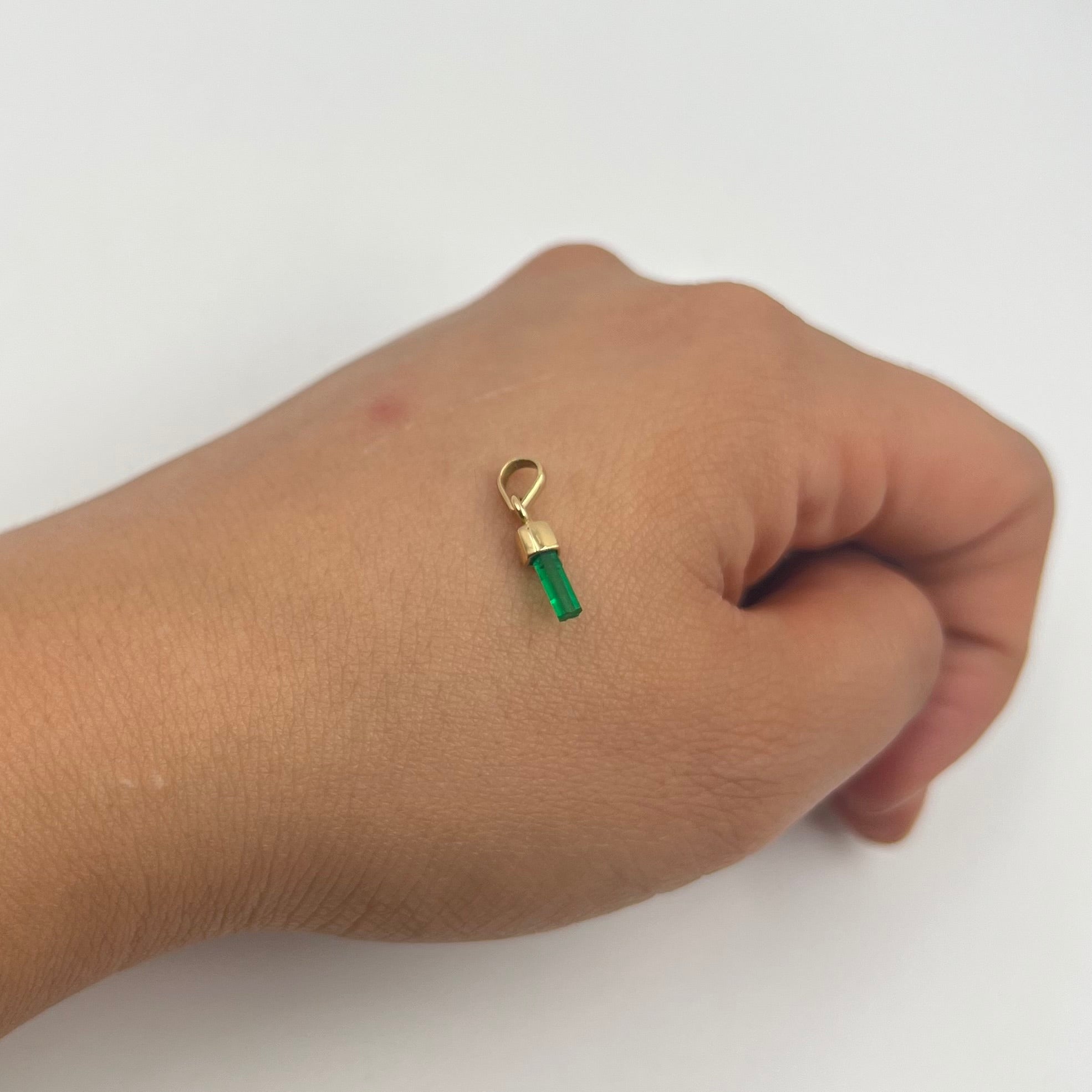 DIJE ESMERALDA 0,45 CT ORO AMARILLO 18K / 0,53 GR /  3,4 MM / 1,2 CM