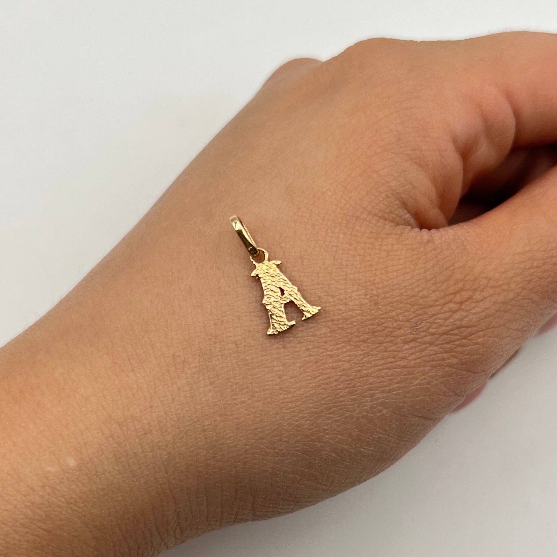 DIJE LETRA A ORO AMARILLO 18K 0,47 GR / 8 MM / 1,1 CM