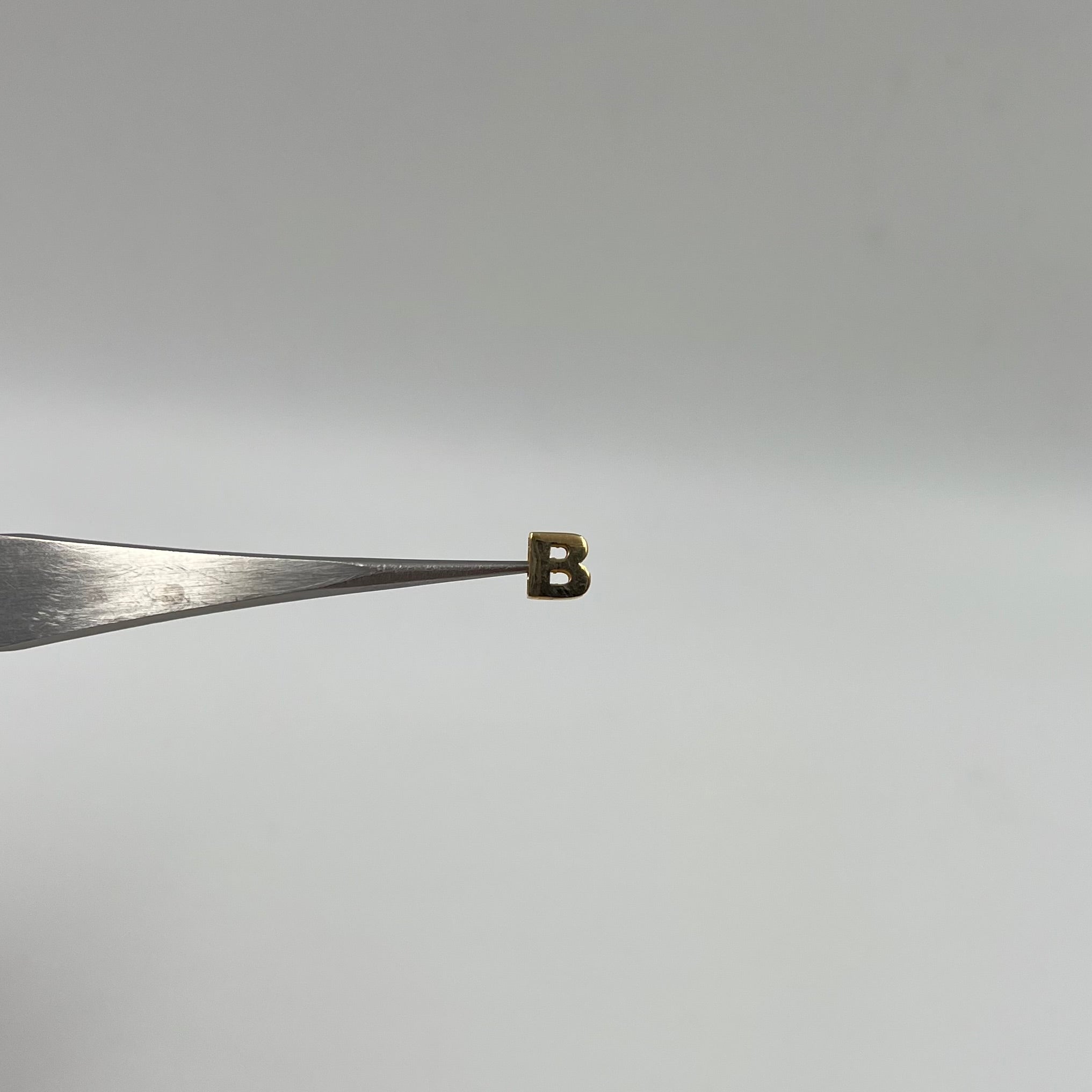 HERRAJE LETRA B ORO AMARILLO 18K 0,4 GR / 6 CM