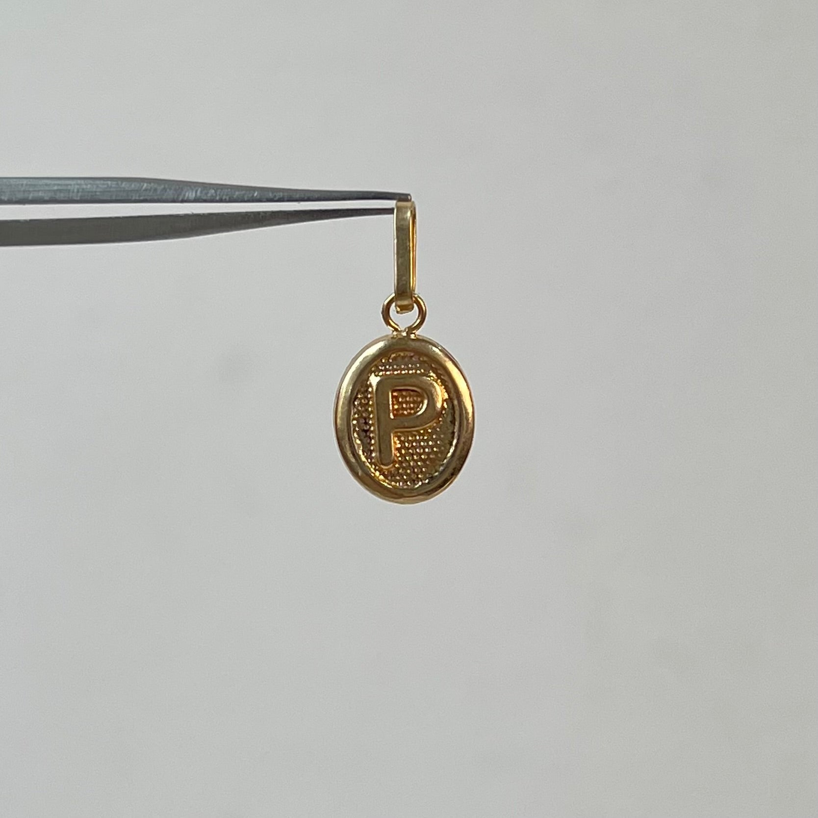 DIJE LETRA P ORO AMARILLO 18K 0,57 GR / 9 MM / 1,4 CM