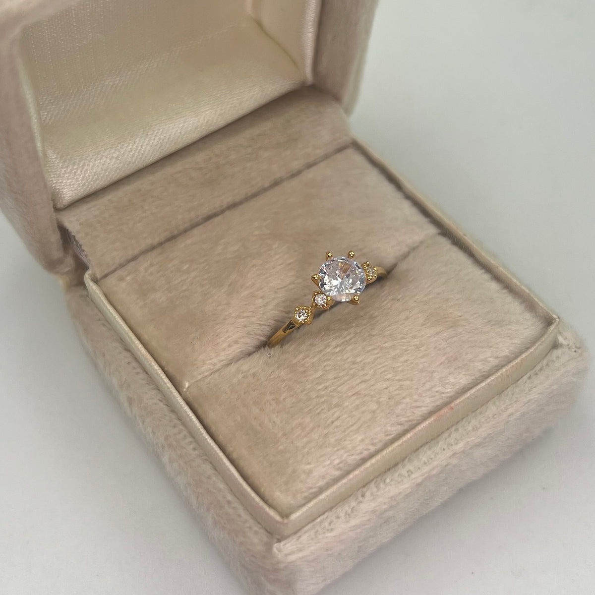 ANILLO SOLITARIO 1 CIRCON GRANDE Y CIRCONES PEQUEÑOS BLANCOS ORO AMARILLO 18K / TALLA 7 3/4 / 1,62 GR / 2 MM