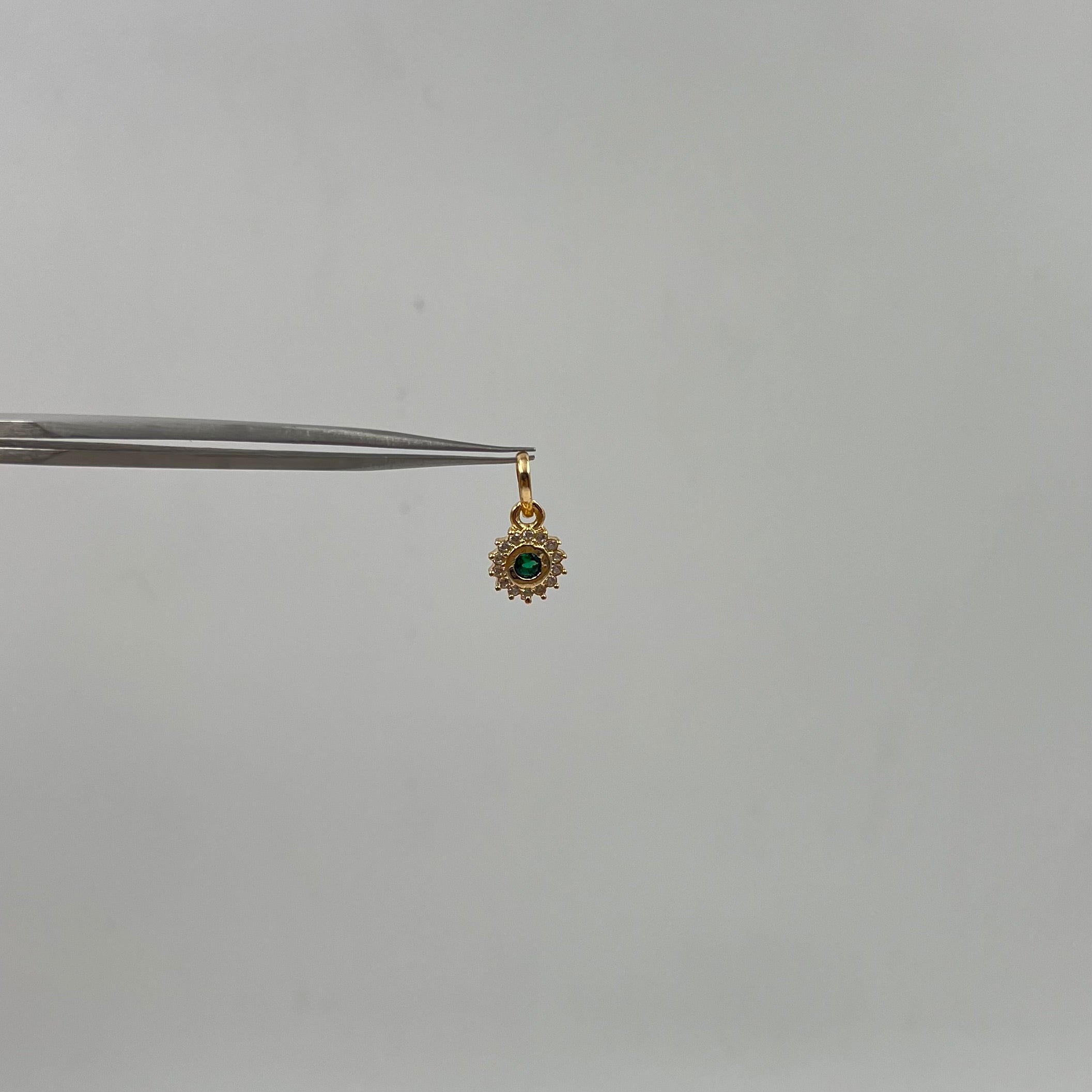 DIJE FLOR CIRCON VERDE Y CIRCONES BLANCOS ORO AMARILLO 18K 1,33 GR / 8,9 MM / 1,1 CM