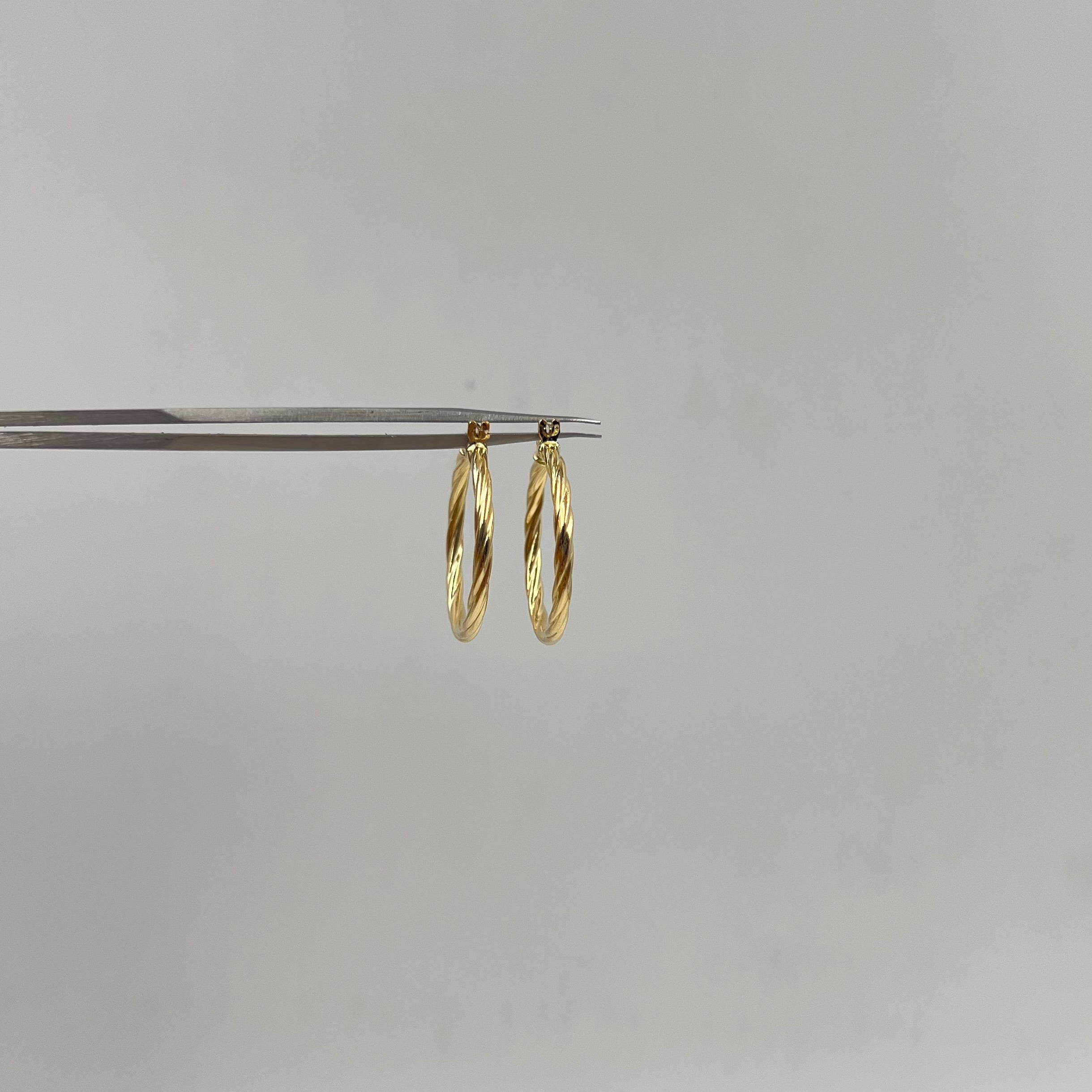 CANDONGA ENTORCHADA ORO AMARILLO 18K 2,05 GR / 2,7 CM