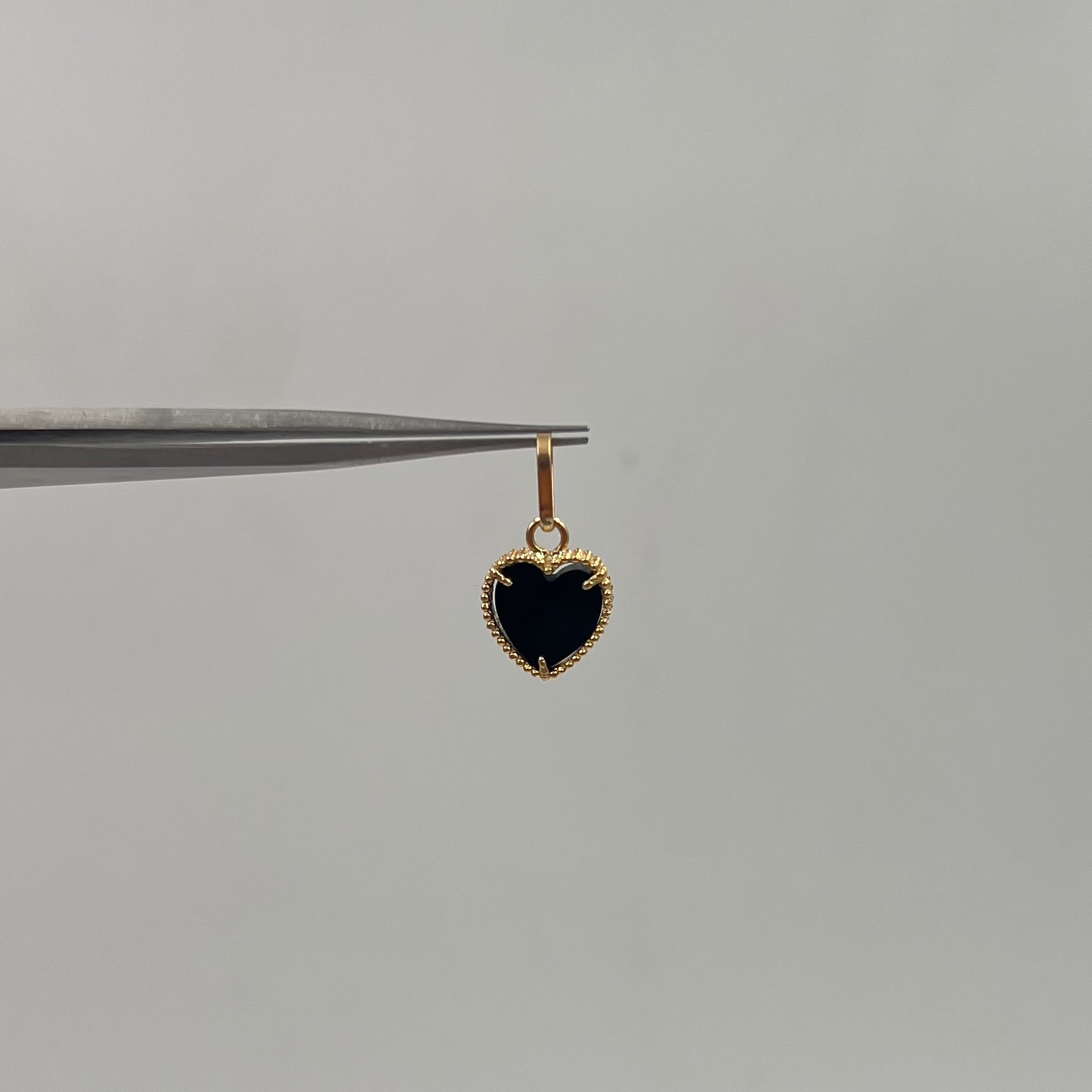 DIJE CORAZON NEGRO ORO AMARILLO 18K 0,94 GR / 9 MM / 1,2 CM