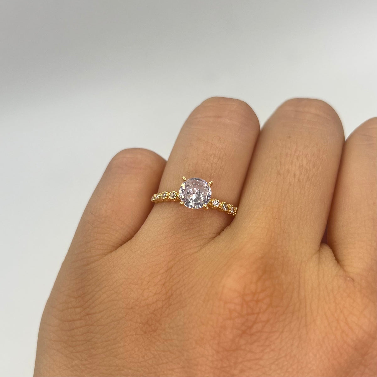 ANILLO SOLITARIO 1 CIRCON GRANDE Y CIRCONES PEQUEÑOS BLANCOS ORO AMARILLO 18K / TALLA 6 / 1,50 GR / 2 MM