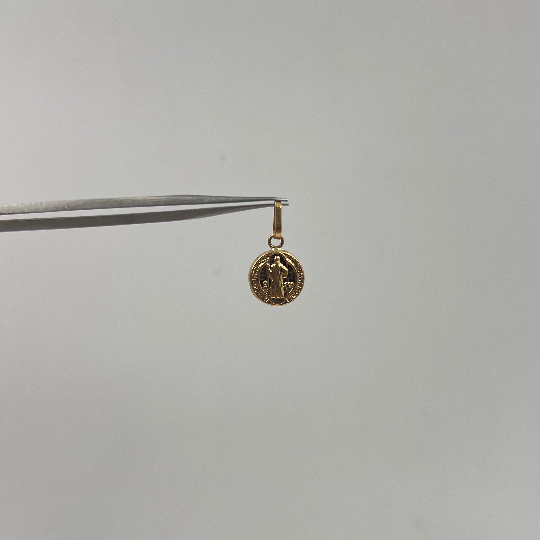 DIJE SAN BENITO ORO AMARILLO 18K 0,5 GR / 10 MM / 1,3 CM