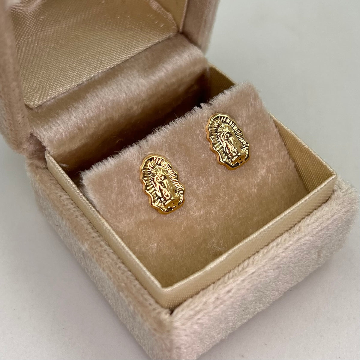 TOPOS VIRGEN GUADALUPE SILUETA ORO AMARILLO 18K 0,90 GR / 6,9 MM