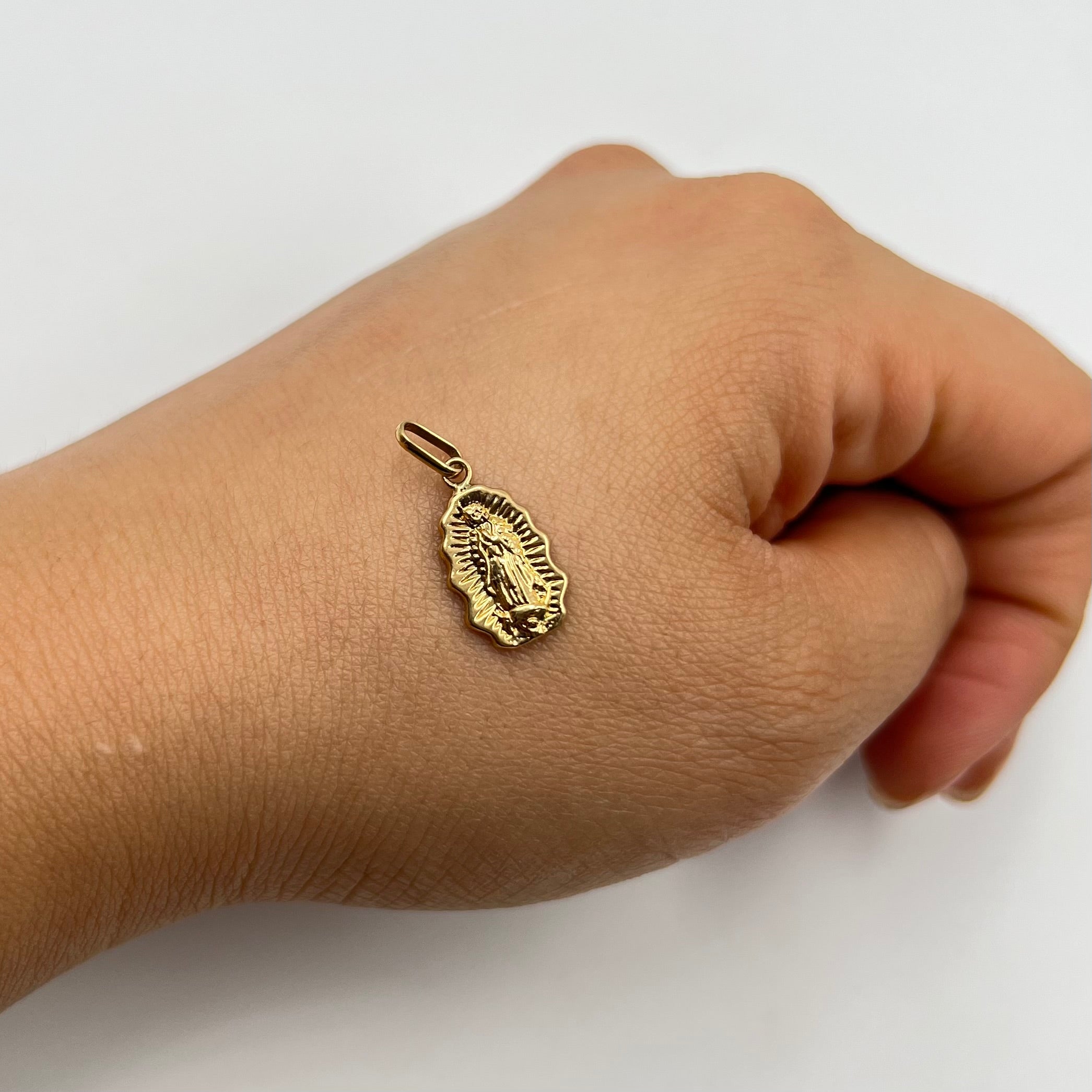 DIJE FIGURA GUADALUPE ORO AMARILLO 18K 0,57 GR / 8,9 MM / 1,5 CM