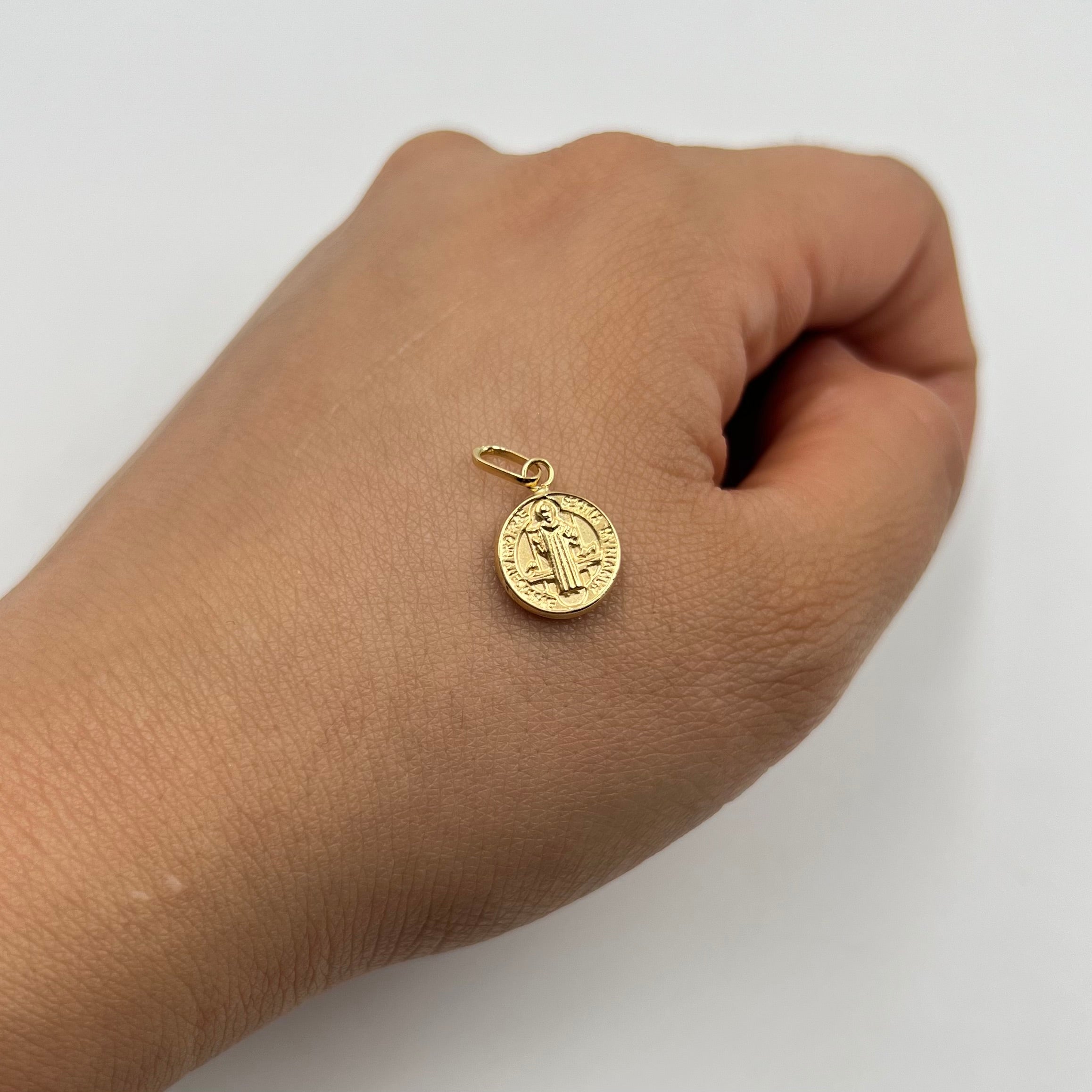 DIJE SAN BENITO ORO AMARILLO 18K 0,56 GR / 10 MM / 1,3 CM