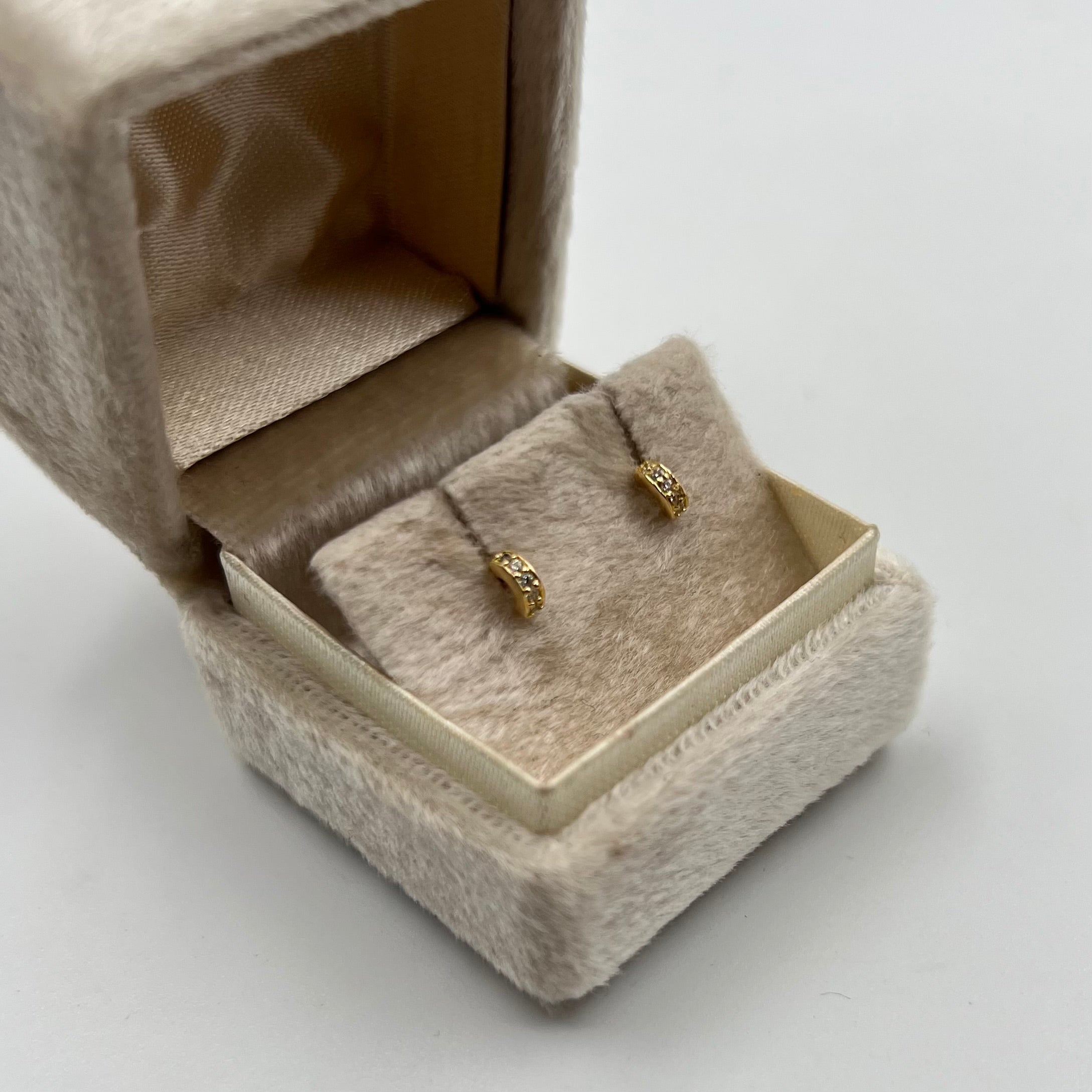 TOPOS MEDIO ARO CIRCONES  ORO AMARILLO 18K 0,69 GR / 5 MM