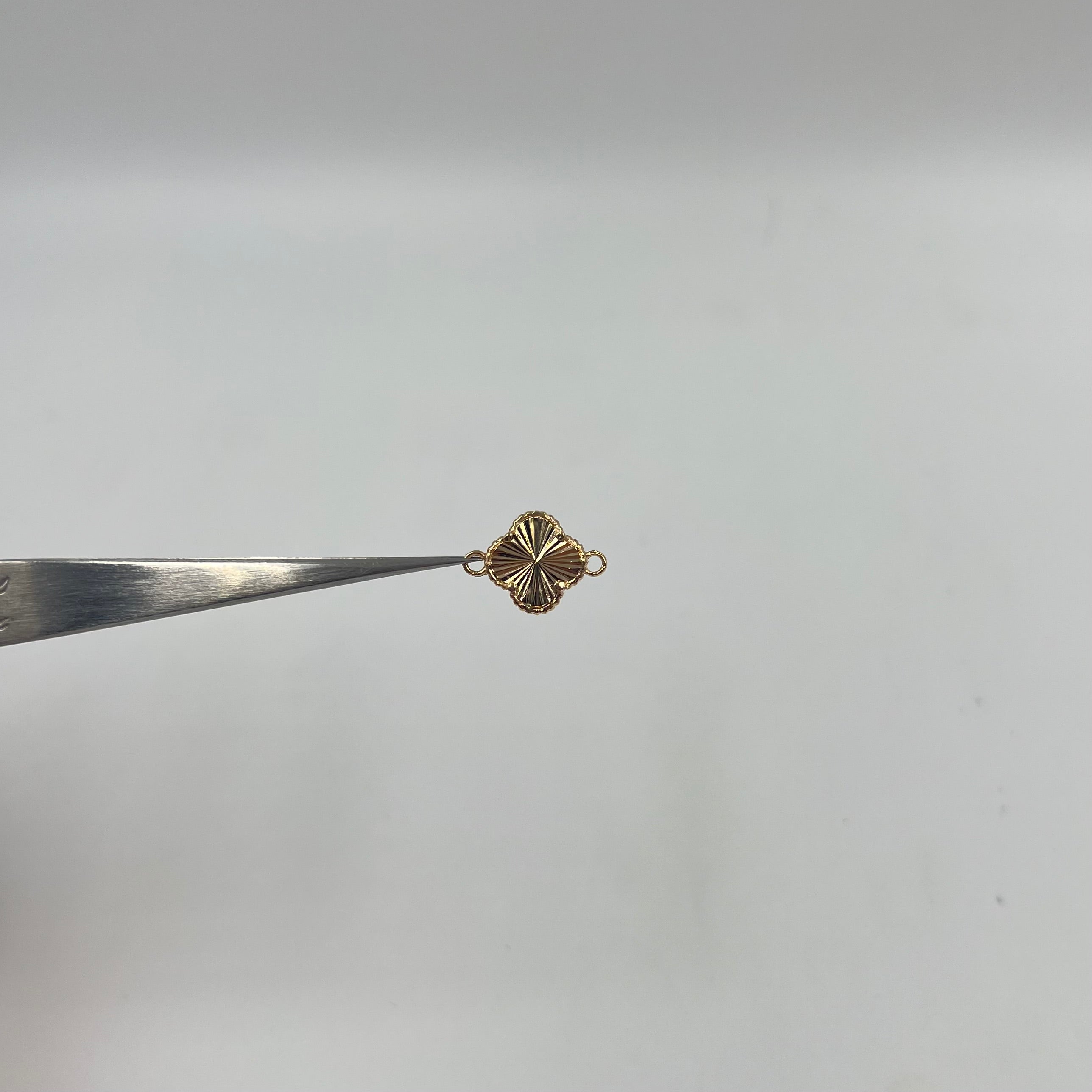 HERRAJE TREBOL DIAMANTADO ORO AMARILLO 18K 1,65 GR / 1,6 CM