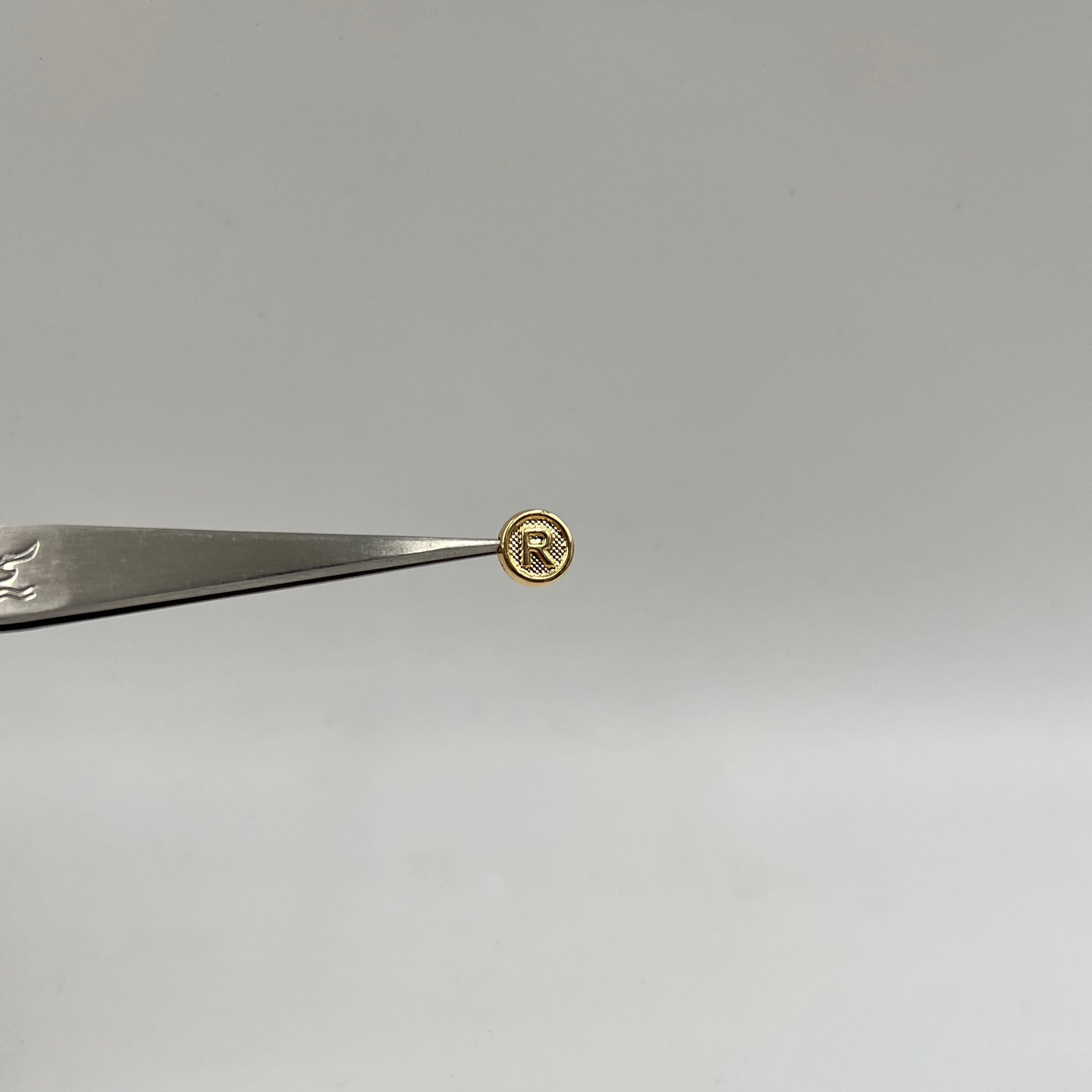 HERRAJE LETRA R TAMBOR ORO AMARILLO 18K 0,30 GR / 0,8 CM