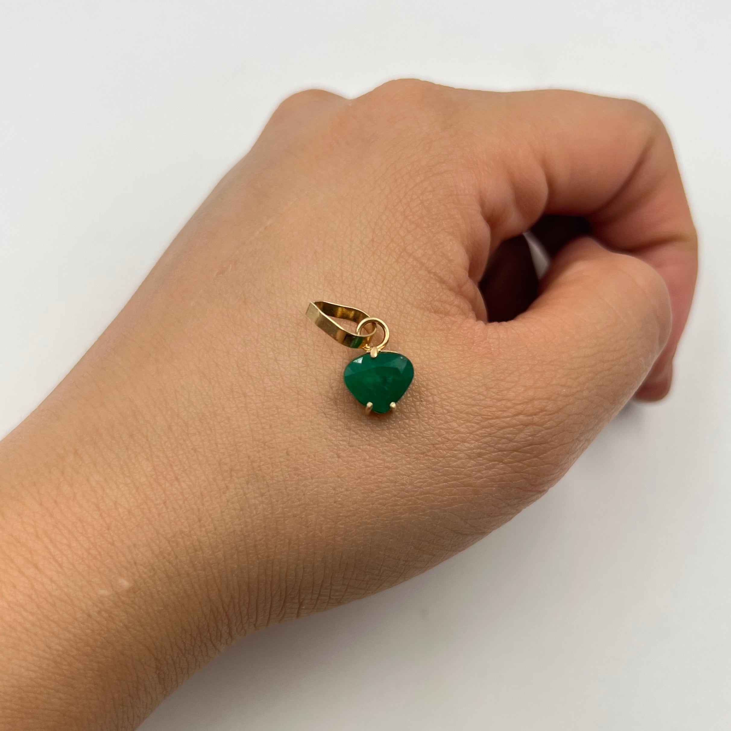 DIJE CORAZON ESMERALDA ORO AMARILLO 18K / 0,88 GR / 8 MM / 1,2 CM (JOYA)