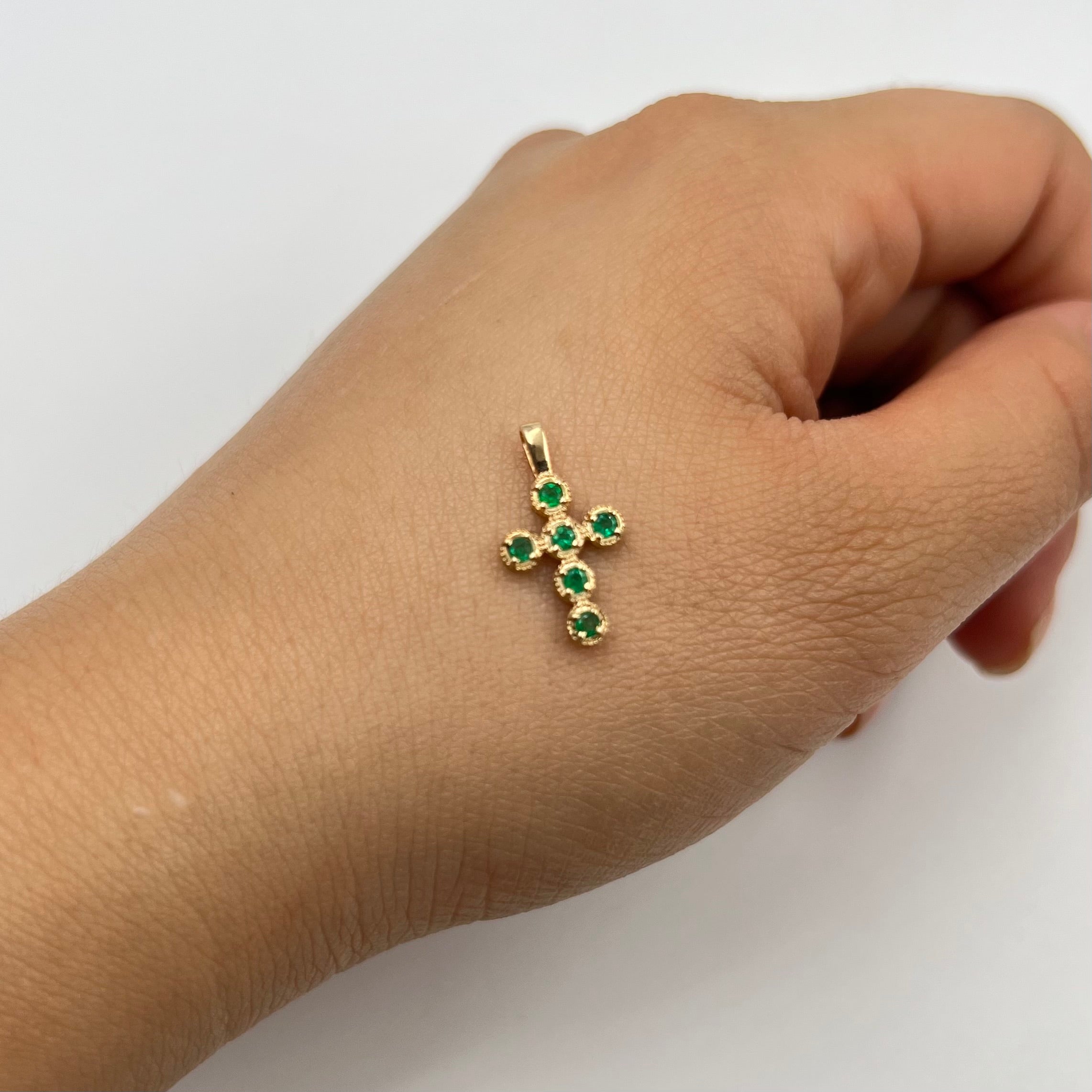 DIJE CRUZ ESMERALDA  0,18 CT ORO AMARILLO 18K / 0,72 GR / 3 MM / 1,7 CM (JOYA)