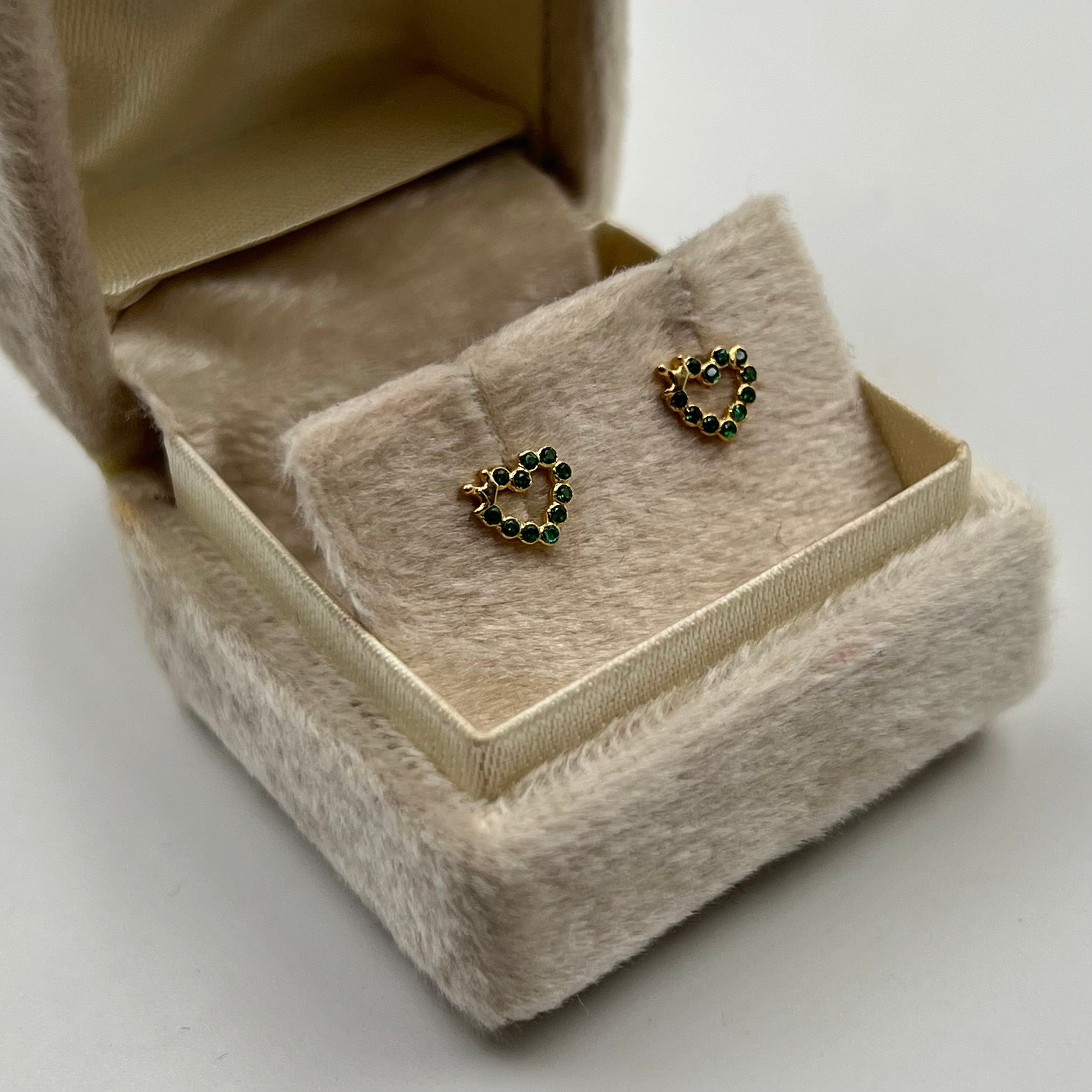 TOPOS CORAZON CON CIRCONES VERDES  ORO AMARILLO 18K 0,7 GR / 5 MM