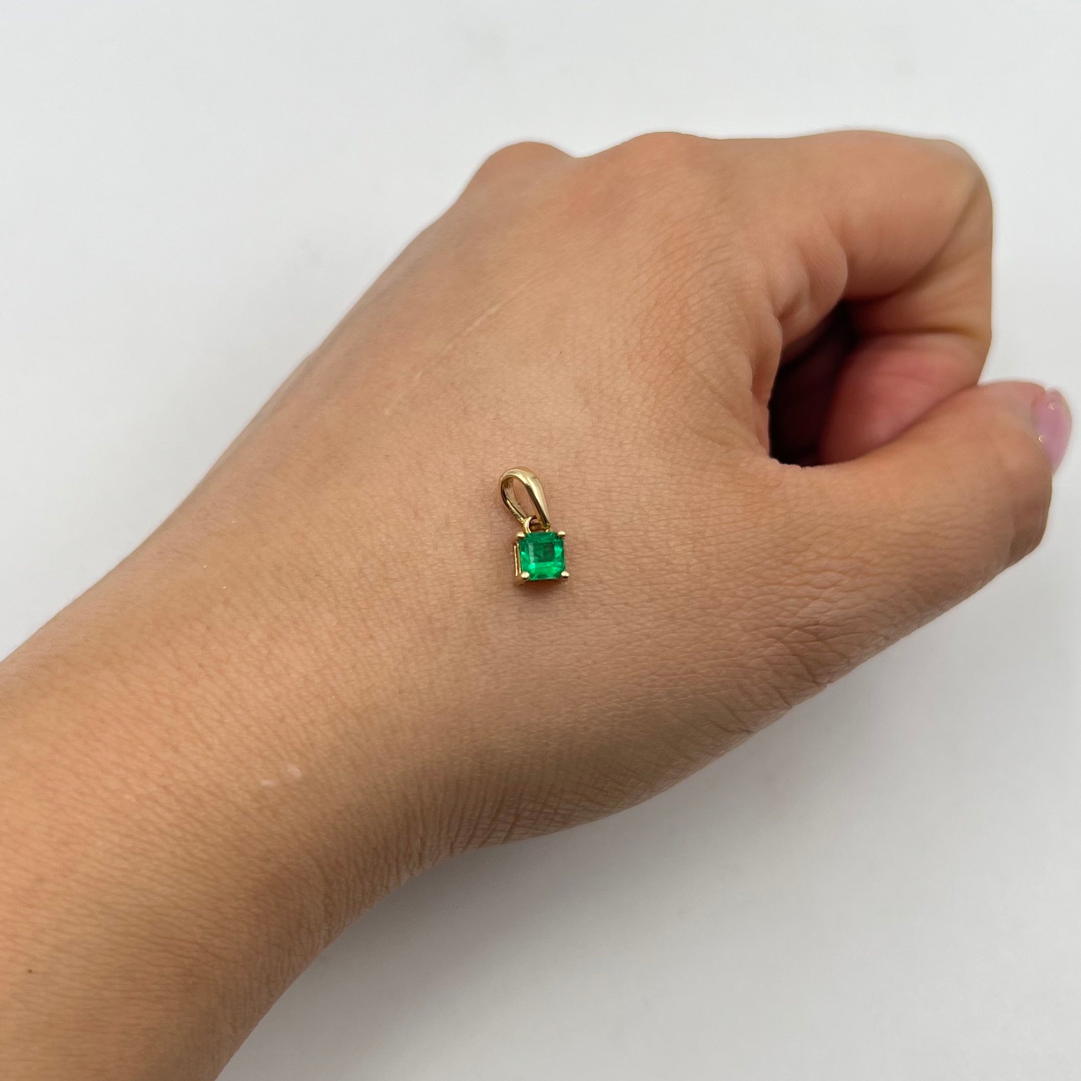 DIJE ESMERALDA CUADRADO 0,40 CT ORO AMARILLO 18K / 0,73 GR / 5 MM / 0,6 CM (JOYA)