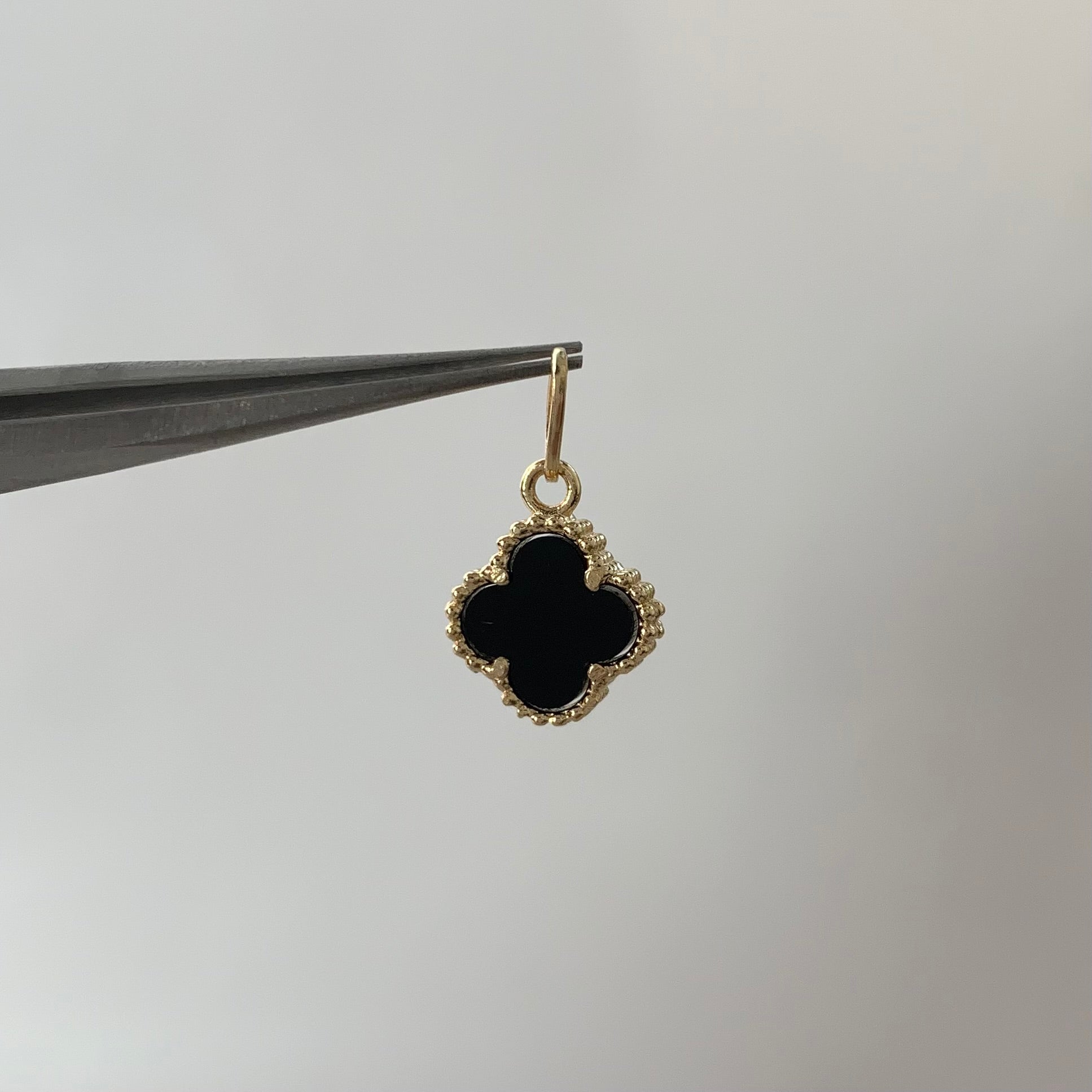 DIJE TREBOL VYCA NEGRO NAC ESP  ORO AMARILLO 18K +2 / 1,6 GR / 1 MM / 1,3 CM