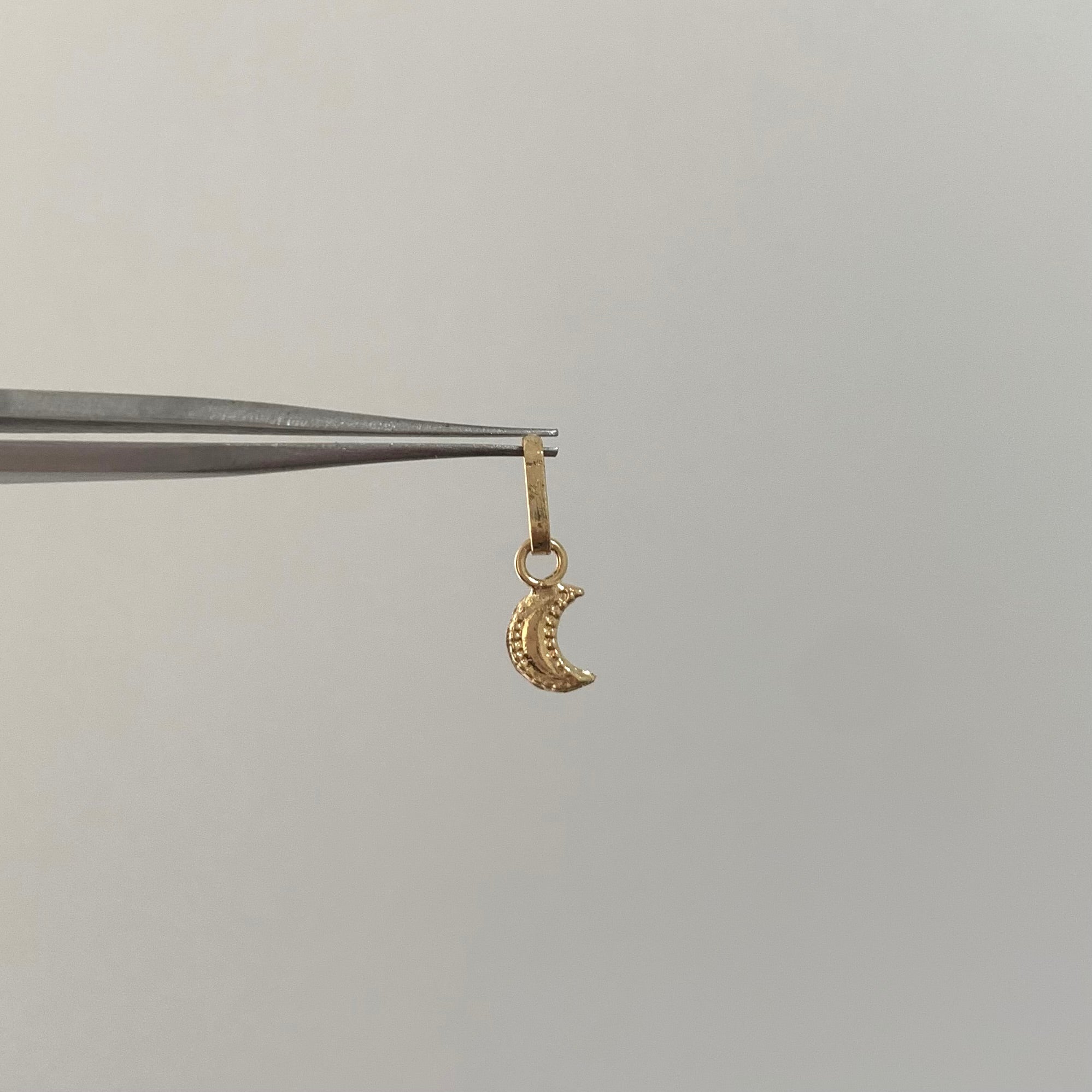 DIJE LUNA ORO AMARILLO 18K 0,2 GR / 4 MM / 0,9 CM
