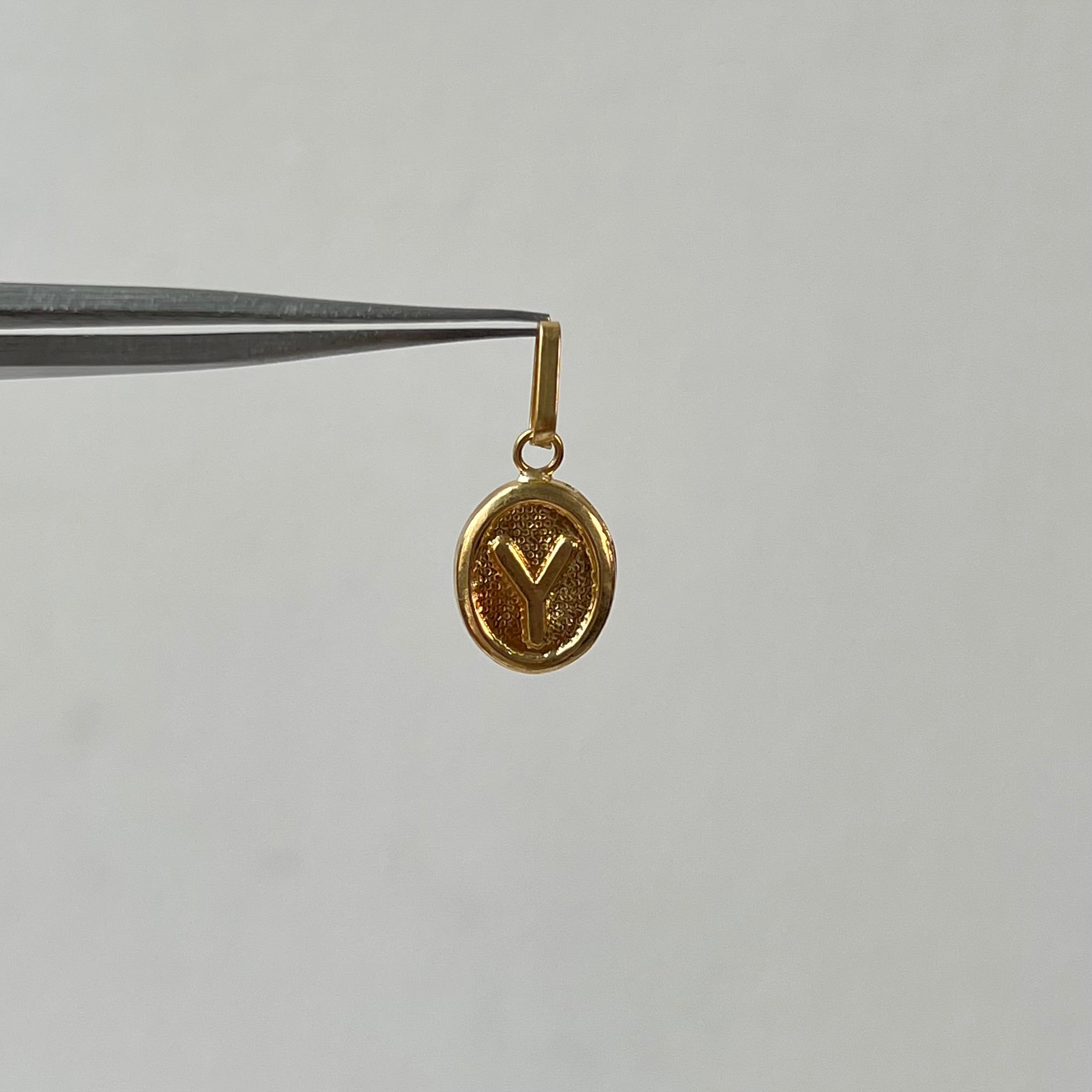 DIJE LETRA Y ORO AMARILLO 18K 0,59 GR / 9 MM / 1,4 CM