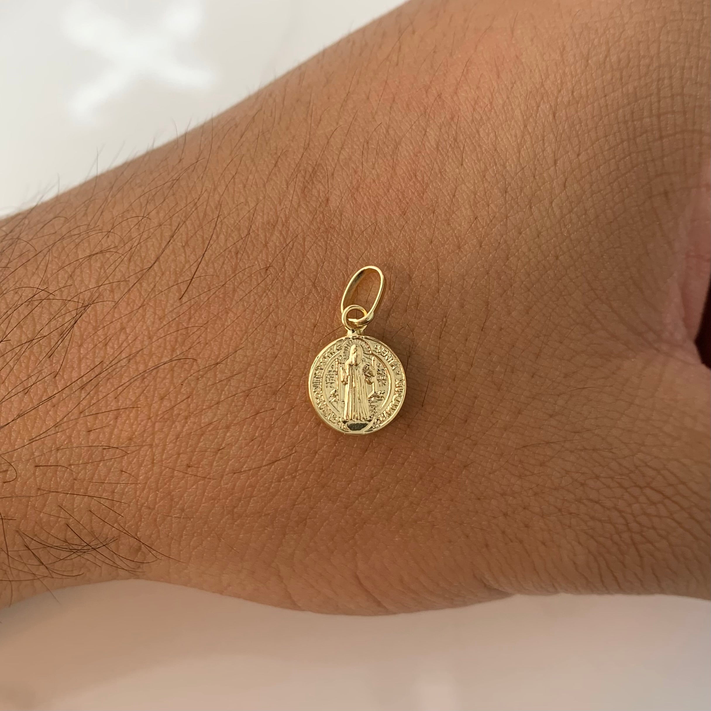 DIJE SAN BENITO  ORO AMARILLO 18K 0,55 GR / 10 MM / 1,3 CM