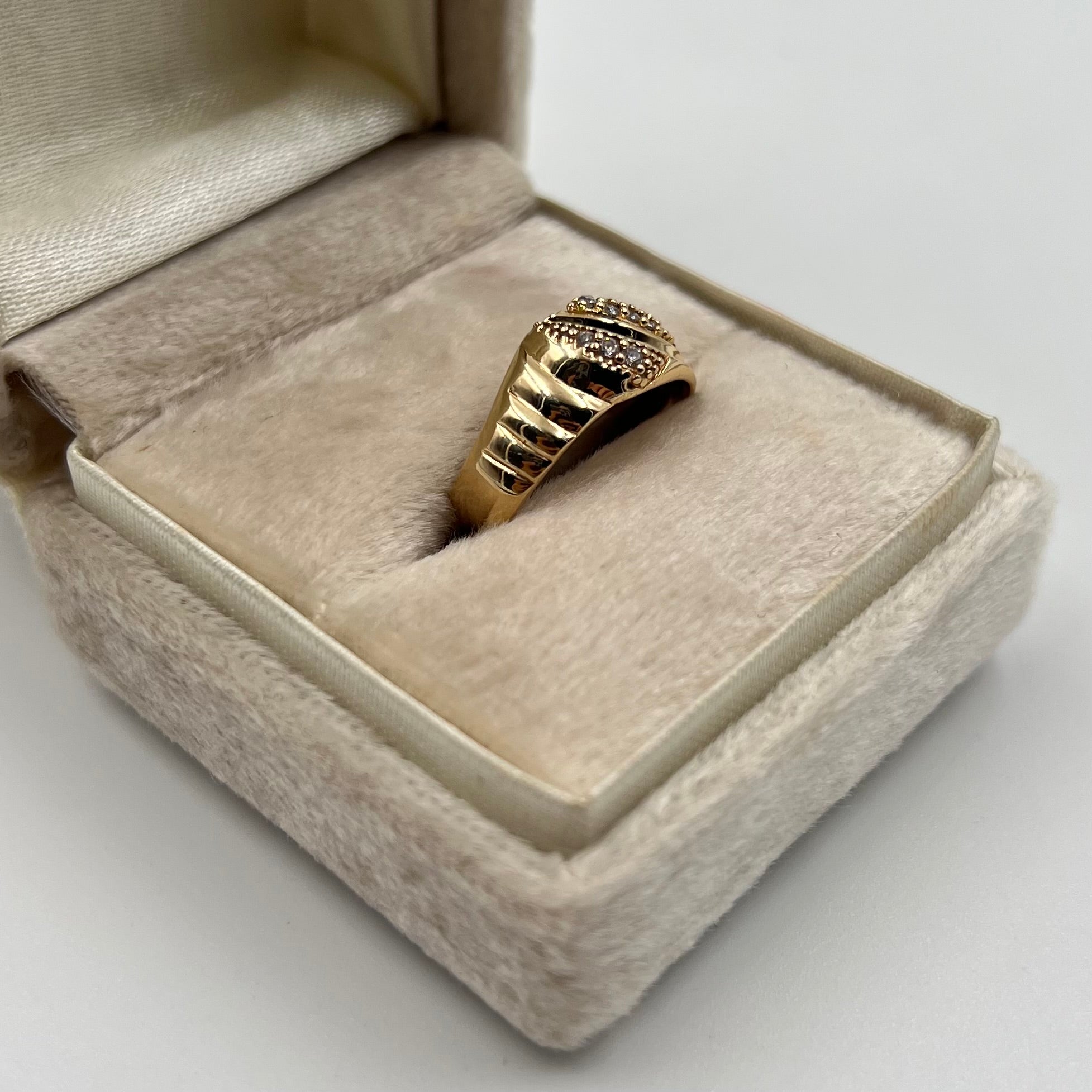 ANILLO GRABADO CIRCONES BLANCOS  ORO AMARILLO 18K / TALLA 7 3/4 / 2,65 GR / 8 MM
