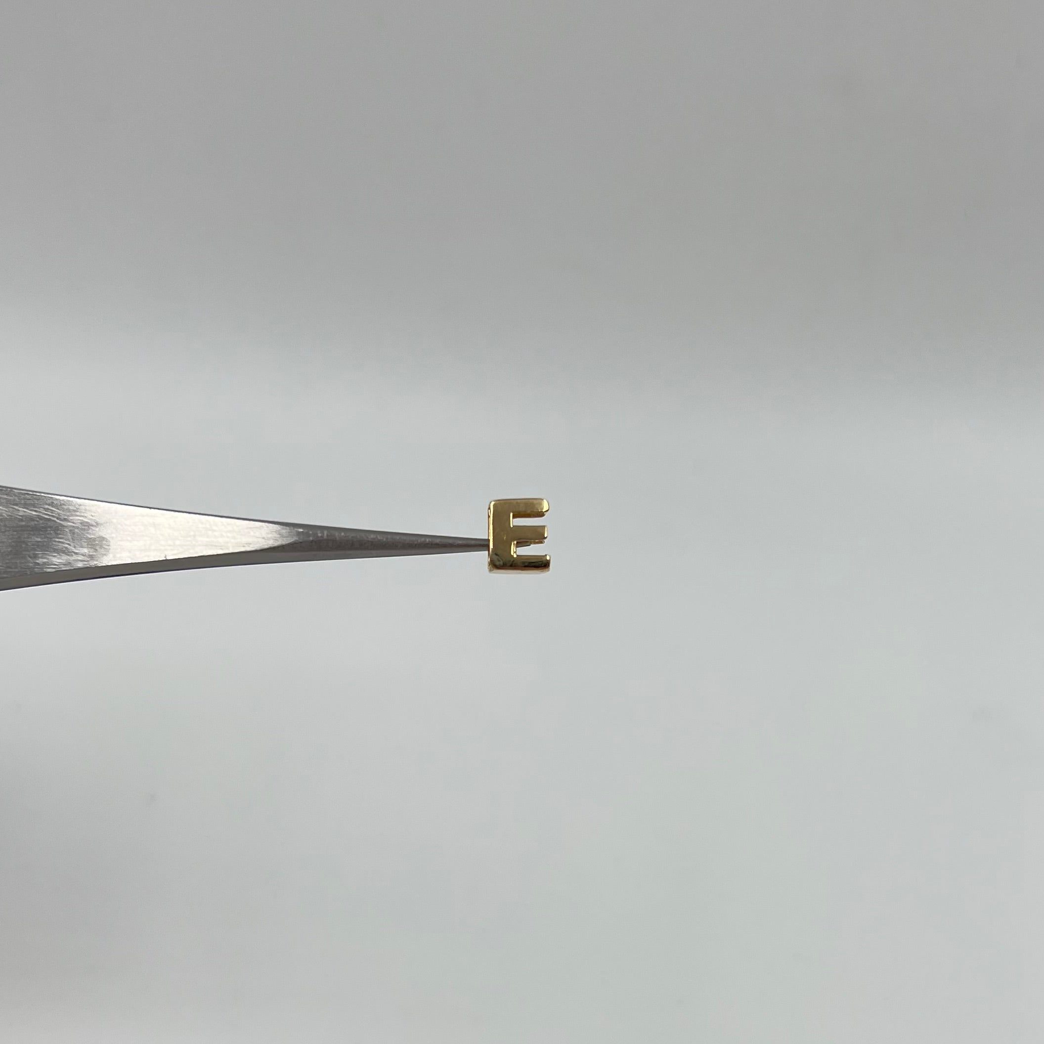 HERRAJE LETRA E  ORO AMARILLO 18K 0,39 GR / 5 CM