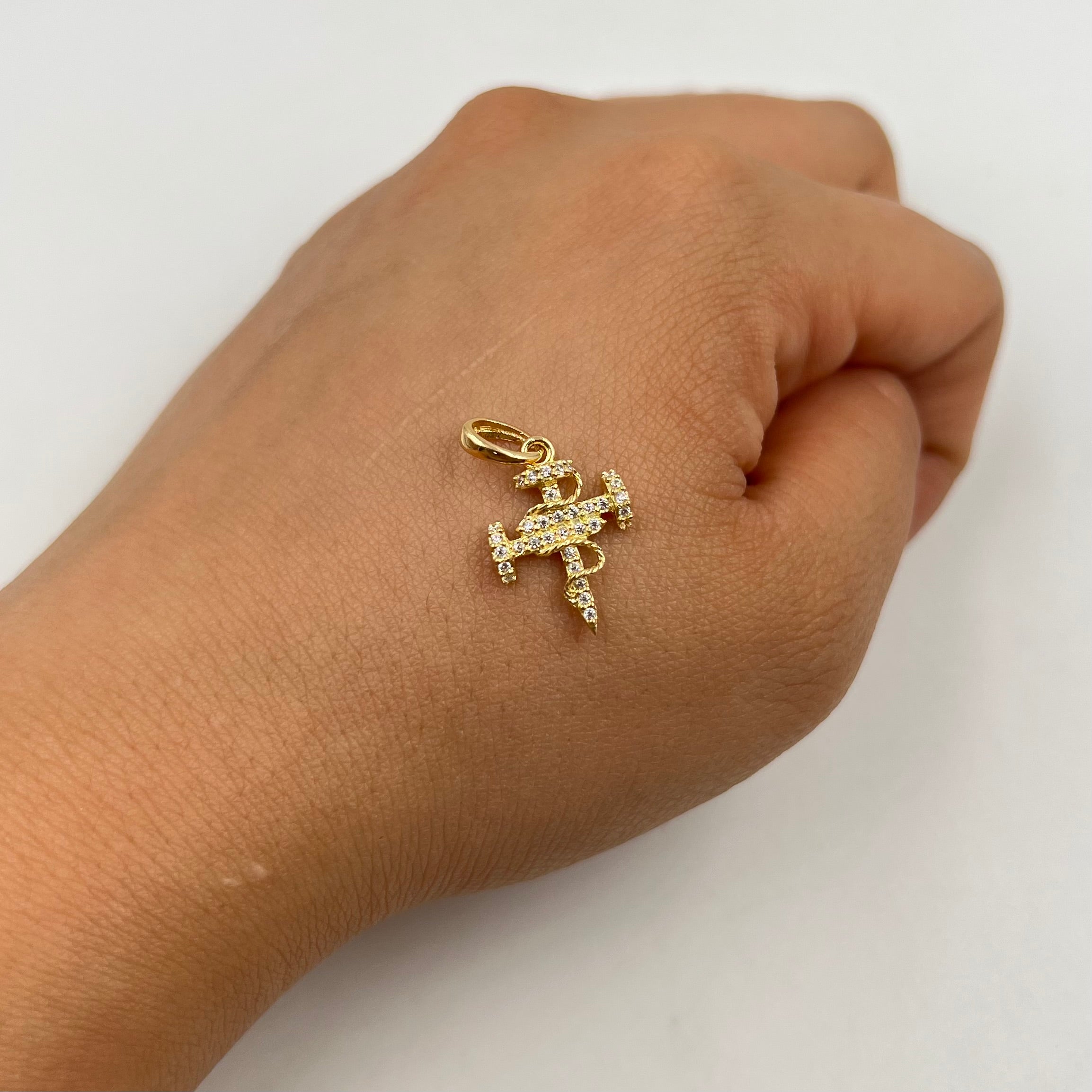 DIJE CRUZ EN CLAVO CON CIRCONES  ORO AMARILLO 18K 1,57 GR / 3 MM / 1,7 CM
