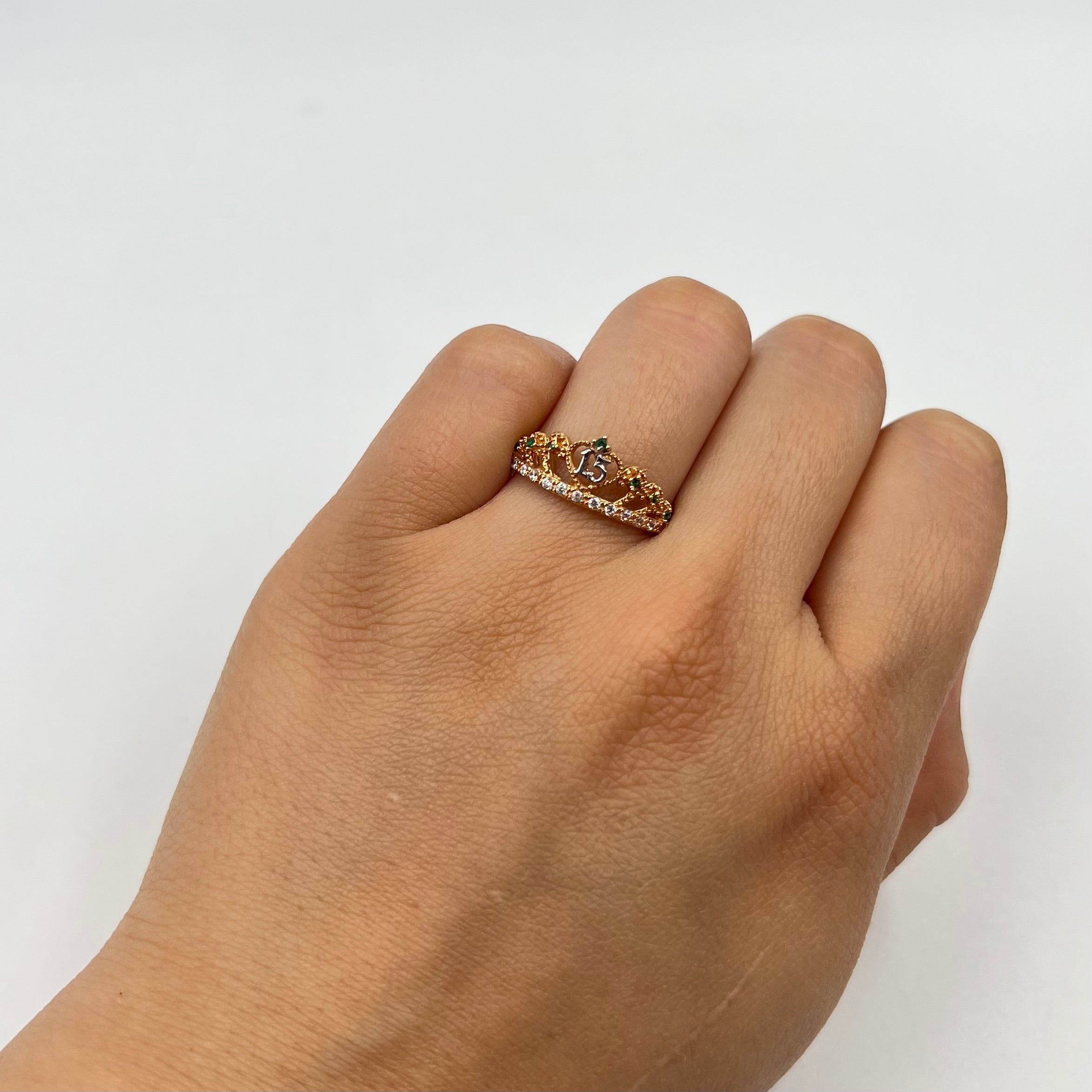 ANILLO 15 AÑOS CORONA CIRCONES VERDE TRES OROS 18K / TALLA 7/5 / 2,22 GR / 7 MM