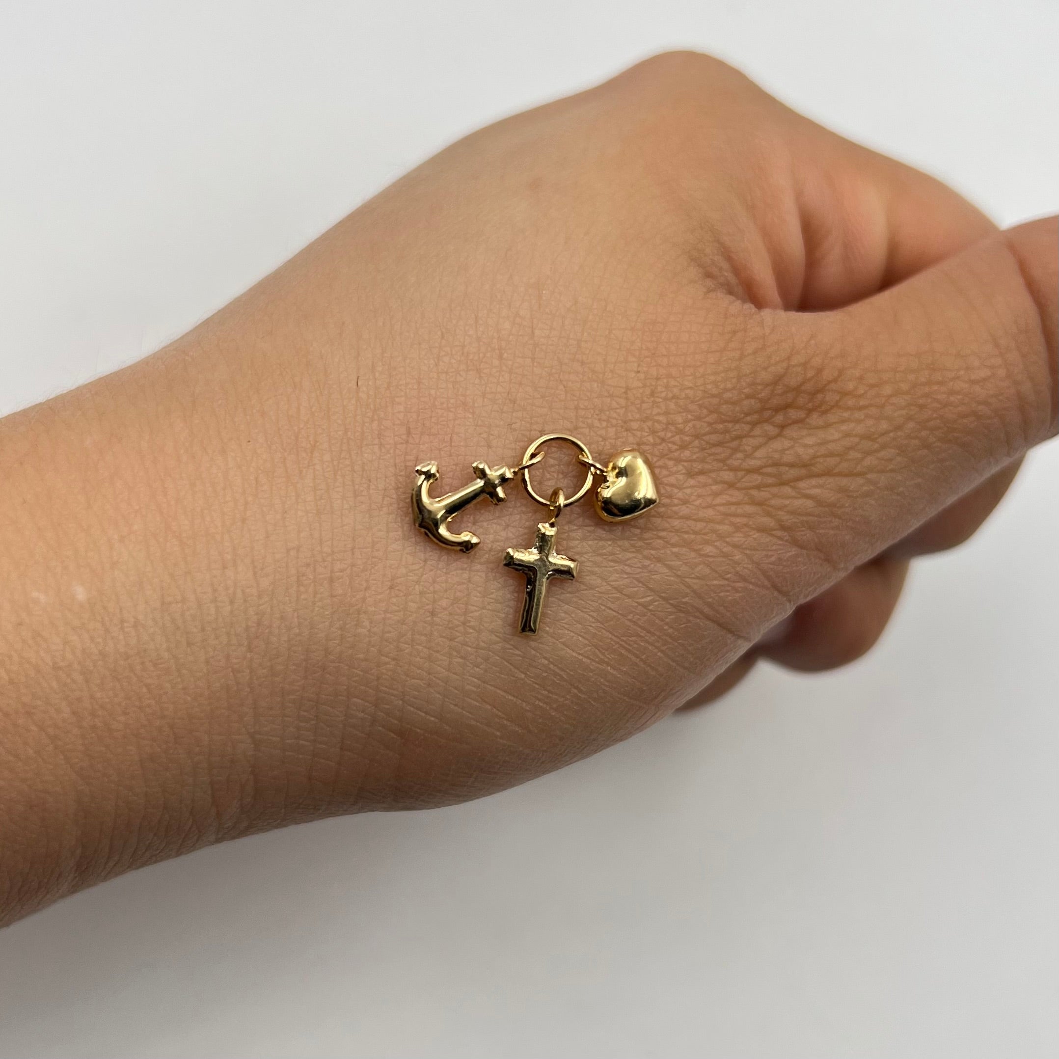 DIJE TRES GRACIAS  ORO AMARILLO 18K 0,47 GR / 6 MM / 1,1 CM