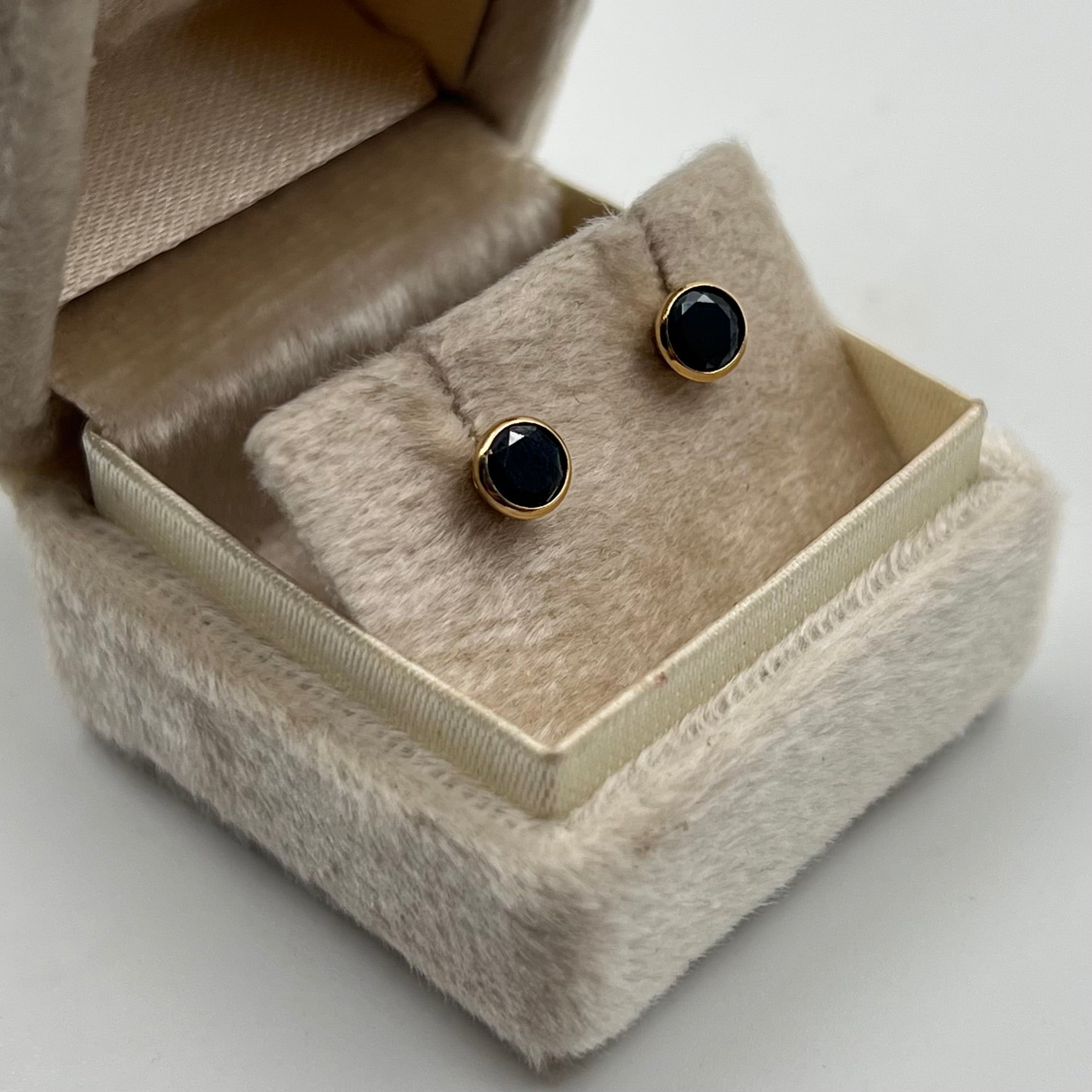 TOPOS CIRCULAR CIRCON NEGRO  ORO AMARILLO 18K 0,93 GR / 5 MM