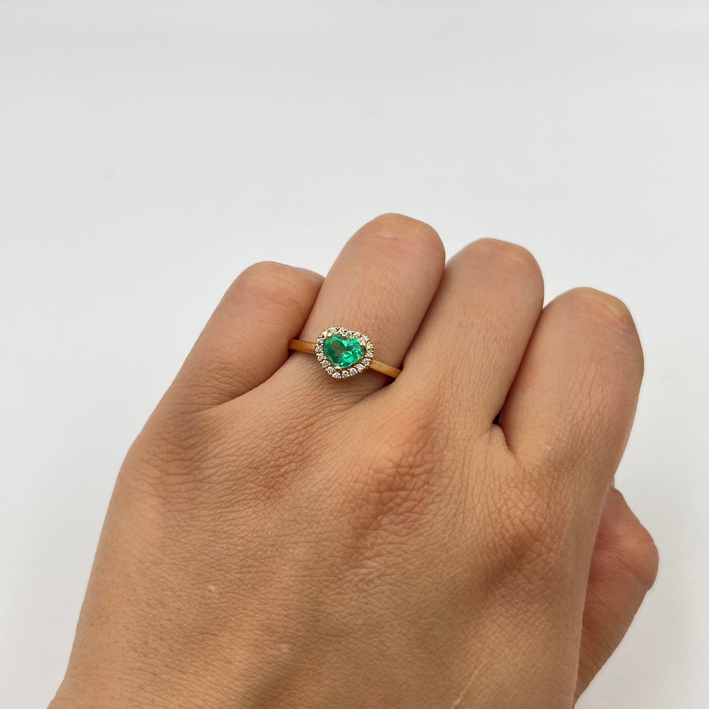 ANILLO ESMERALDA CORAZON  0.80 CT ORO AMARILLO 18K / TALLA 6 / 2,98 GR (JOYA)