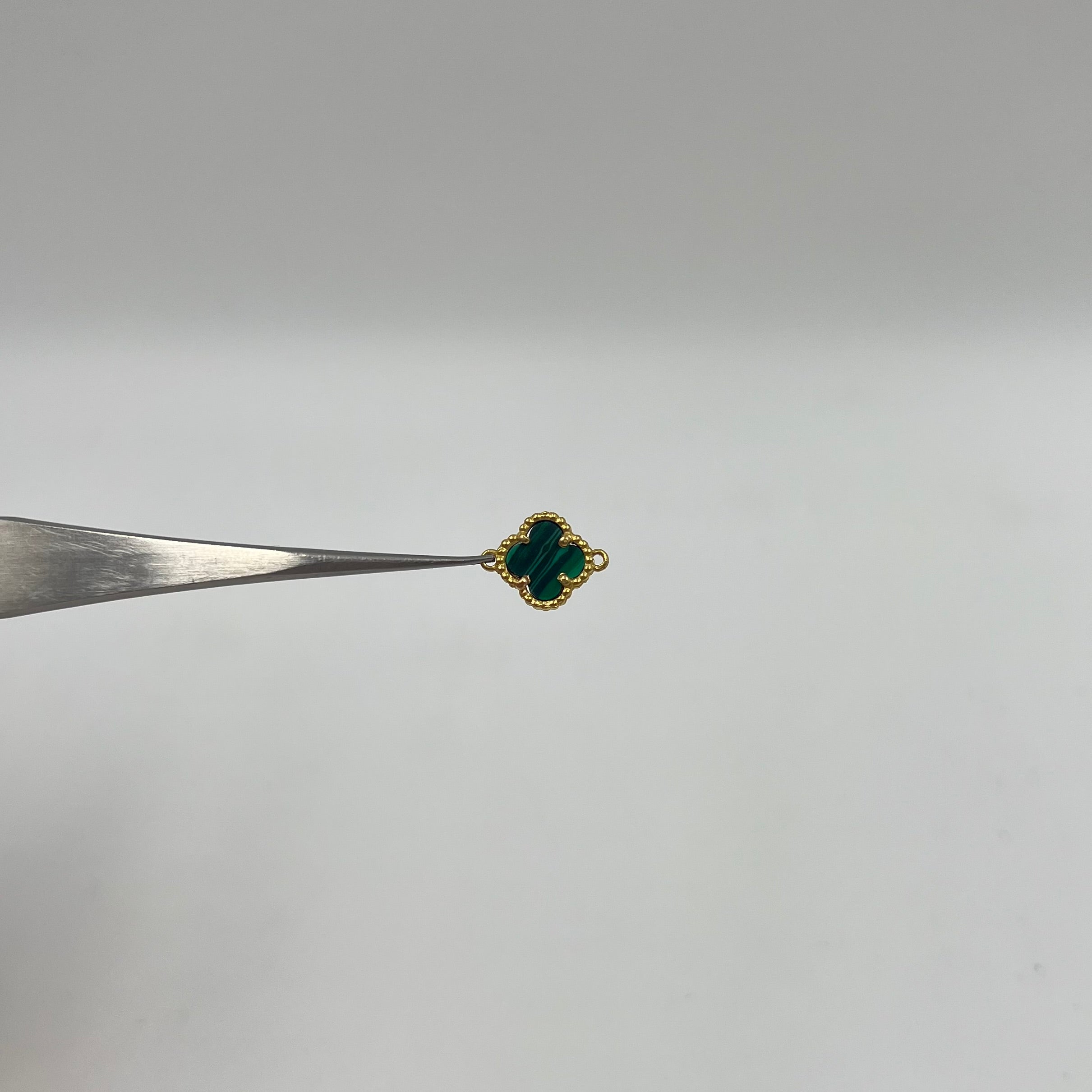 HERRAJE TREBOL VERDE Y  DIAMANTADO ORO AMARILLO 18K 1,16 GR / 1,3 CM
