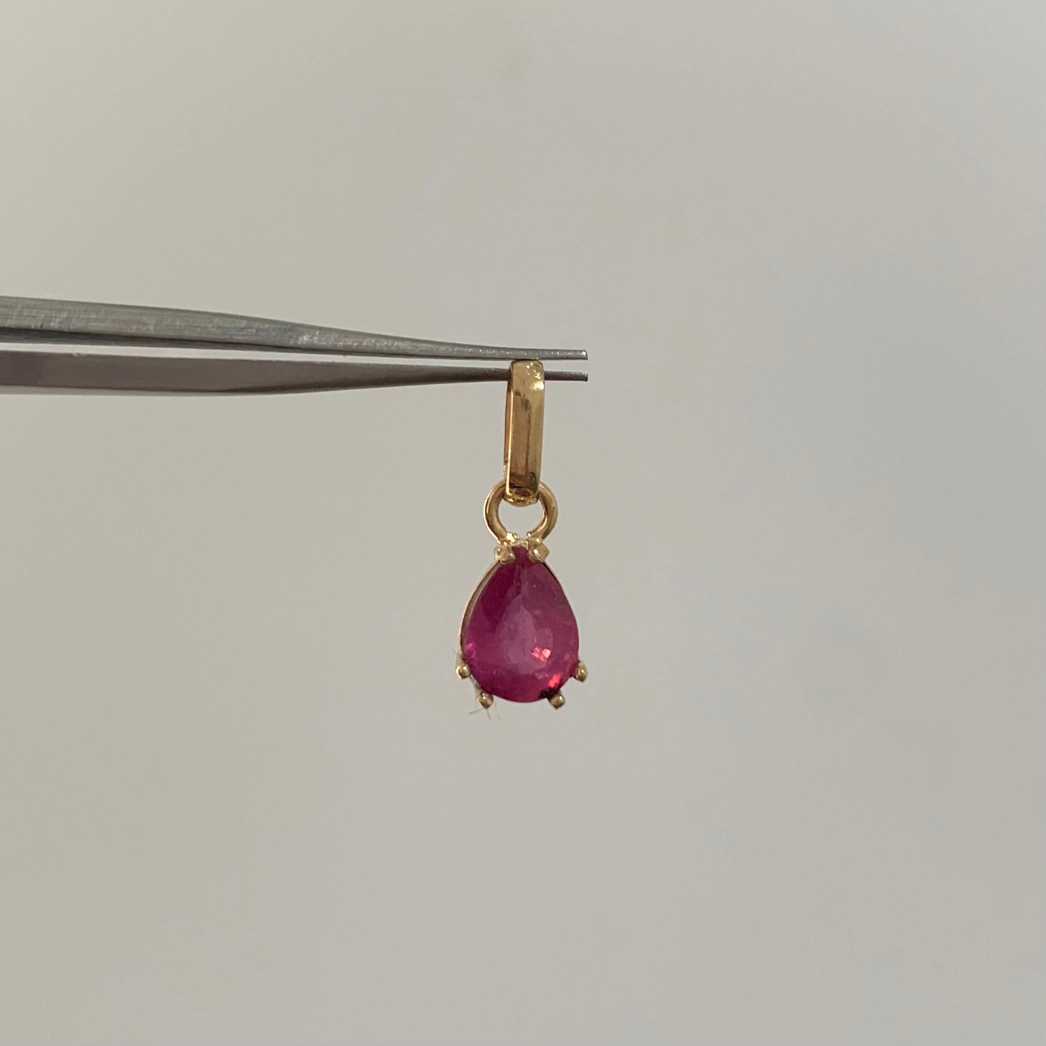 DIJE LAGRIMA / 1.5 CT RUBI  ORO AMARILLO 18K 0,95 GR / 7 MM / 11 CM