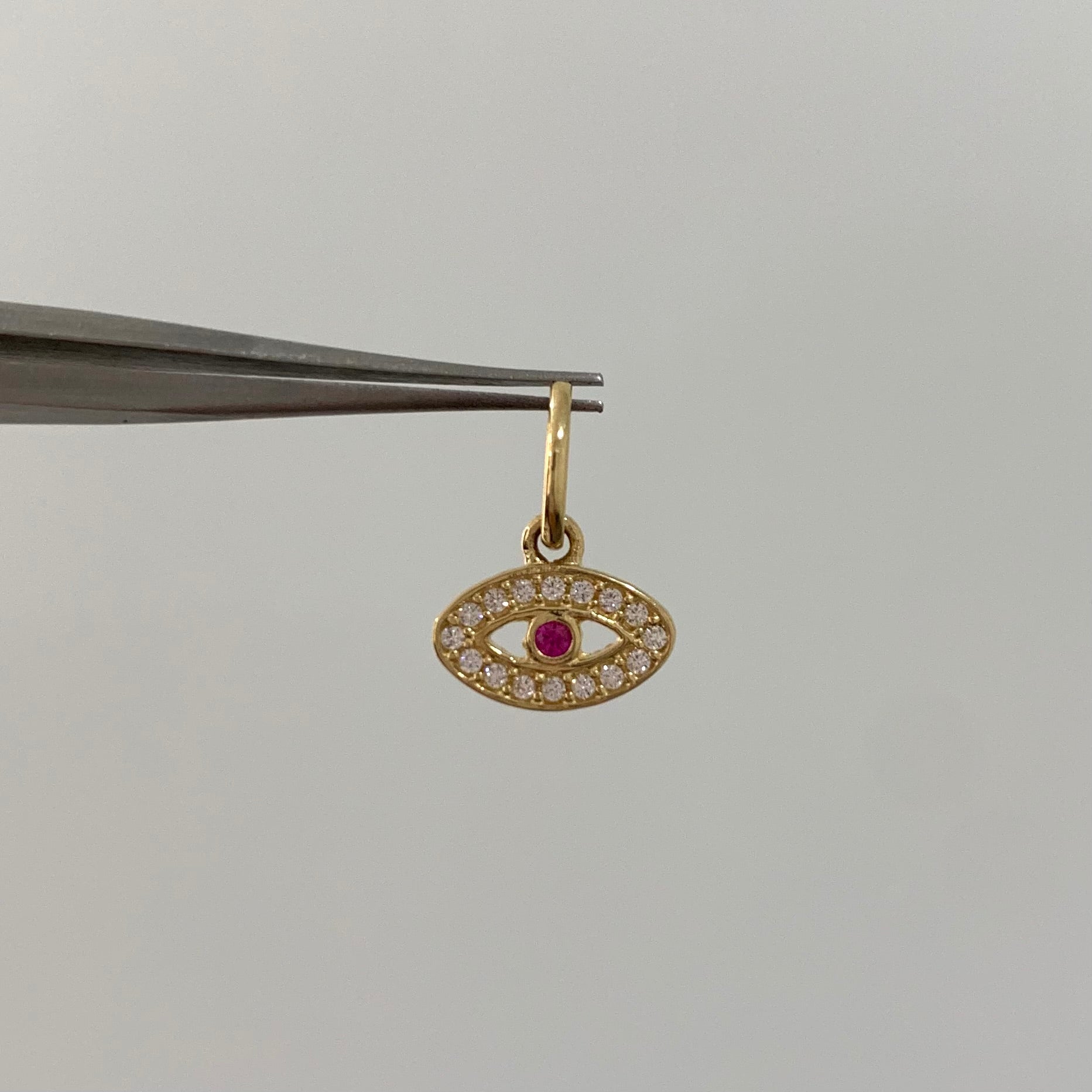 DIJE OJO / CIRCONES BLANCOS - FUSCIA  ORO AMARILLO 18K 0,72 GR / 8 MM / 10 CM