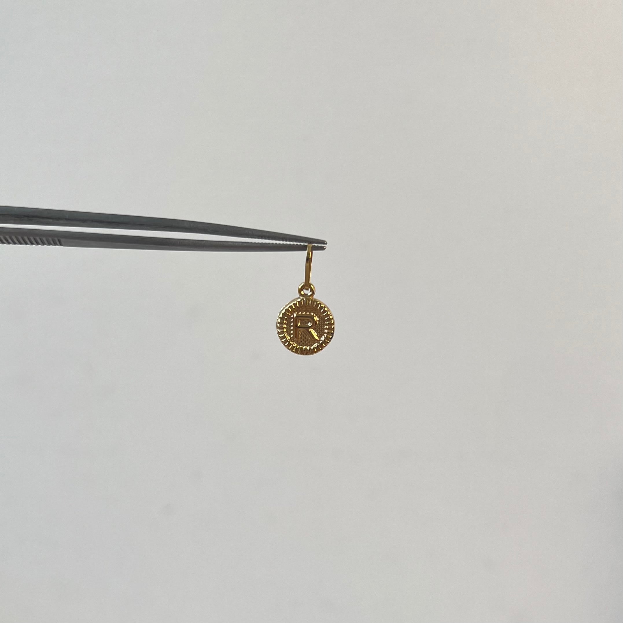 DIJE LETRA R  ORO AMARILLO 18K 0,62 GR / 2,7 MM / 1,5 CM