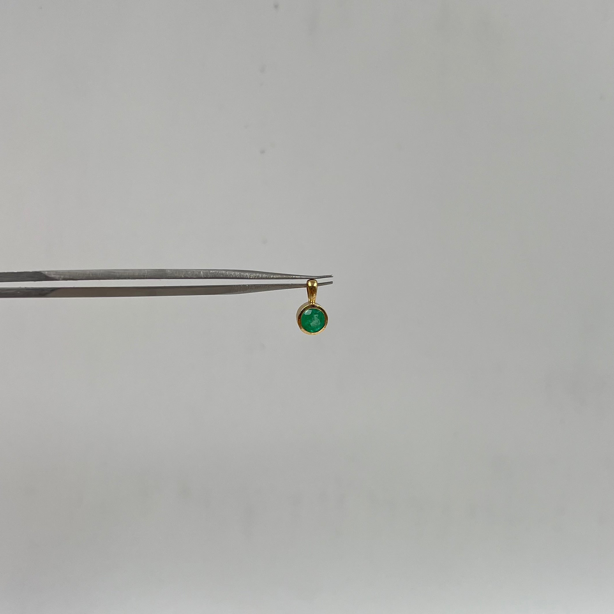DIJE CIRCULO ESMERALDA  0,60 CT ORO AMARILLO 18K / 0,76 GR / 6 MM / 1 CM (JOYA)