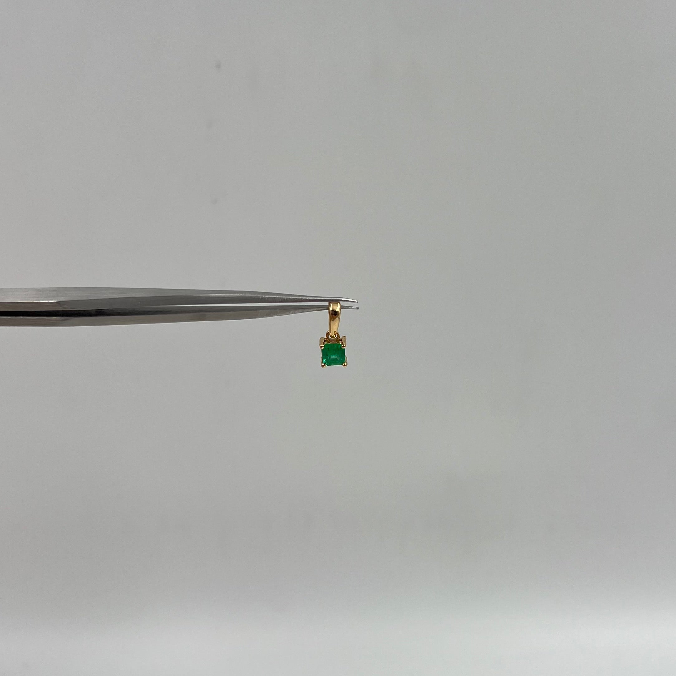 DIJE ESMERALDA CUADRADO 0,40 CT ORO AMARILLO 18K / 0,73 GR / 5 MM / 0,6 CM (JOYA)